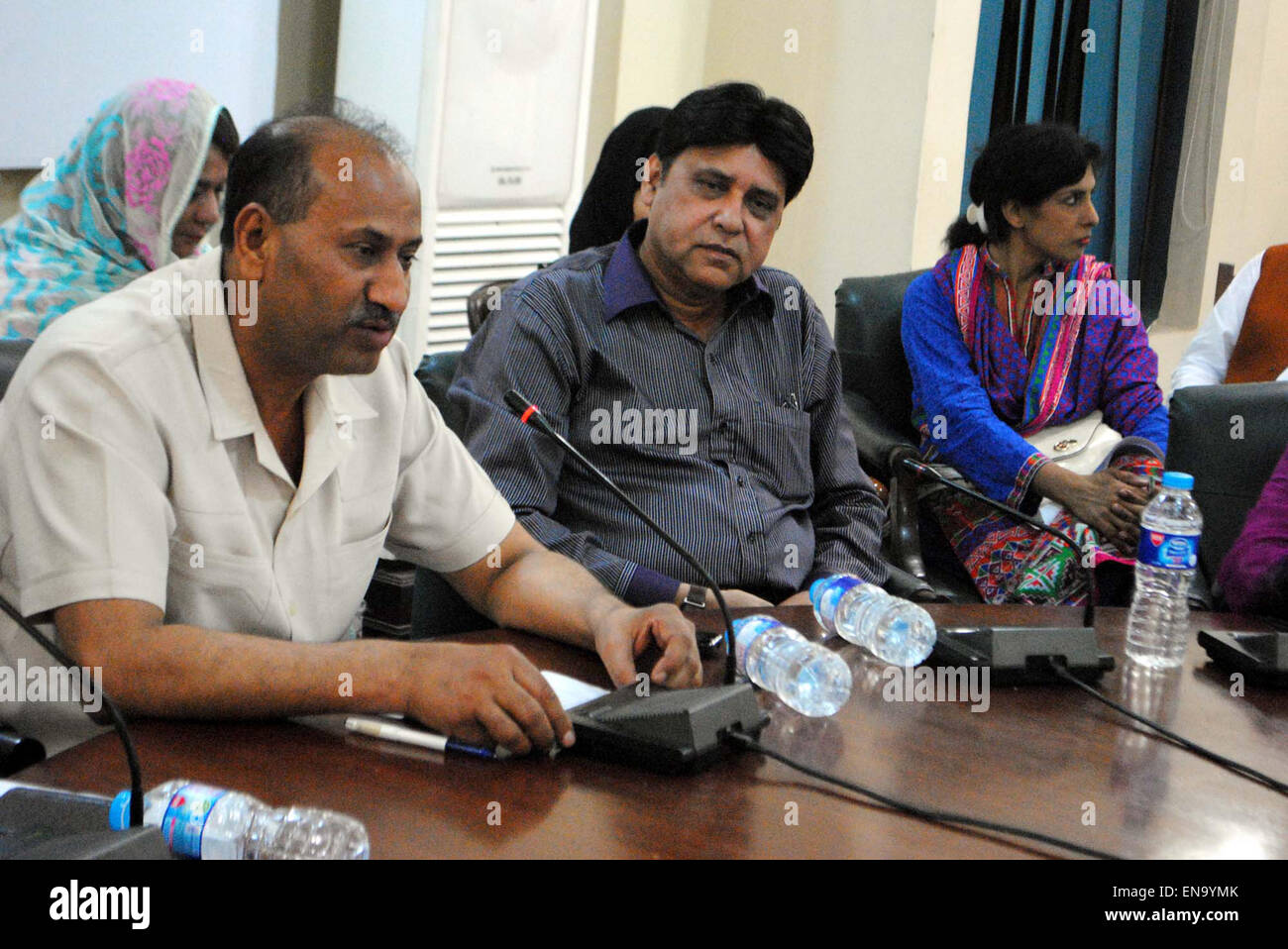 Secrétaire provincial pour le développement des femmes à l'adressage Solangi Rasheed séminaire tenu au bureau du maire de district à Hyderabad le Jeudi, 30 avril 2015. Banque D'Images