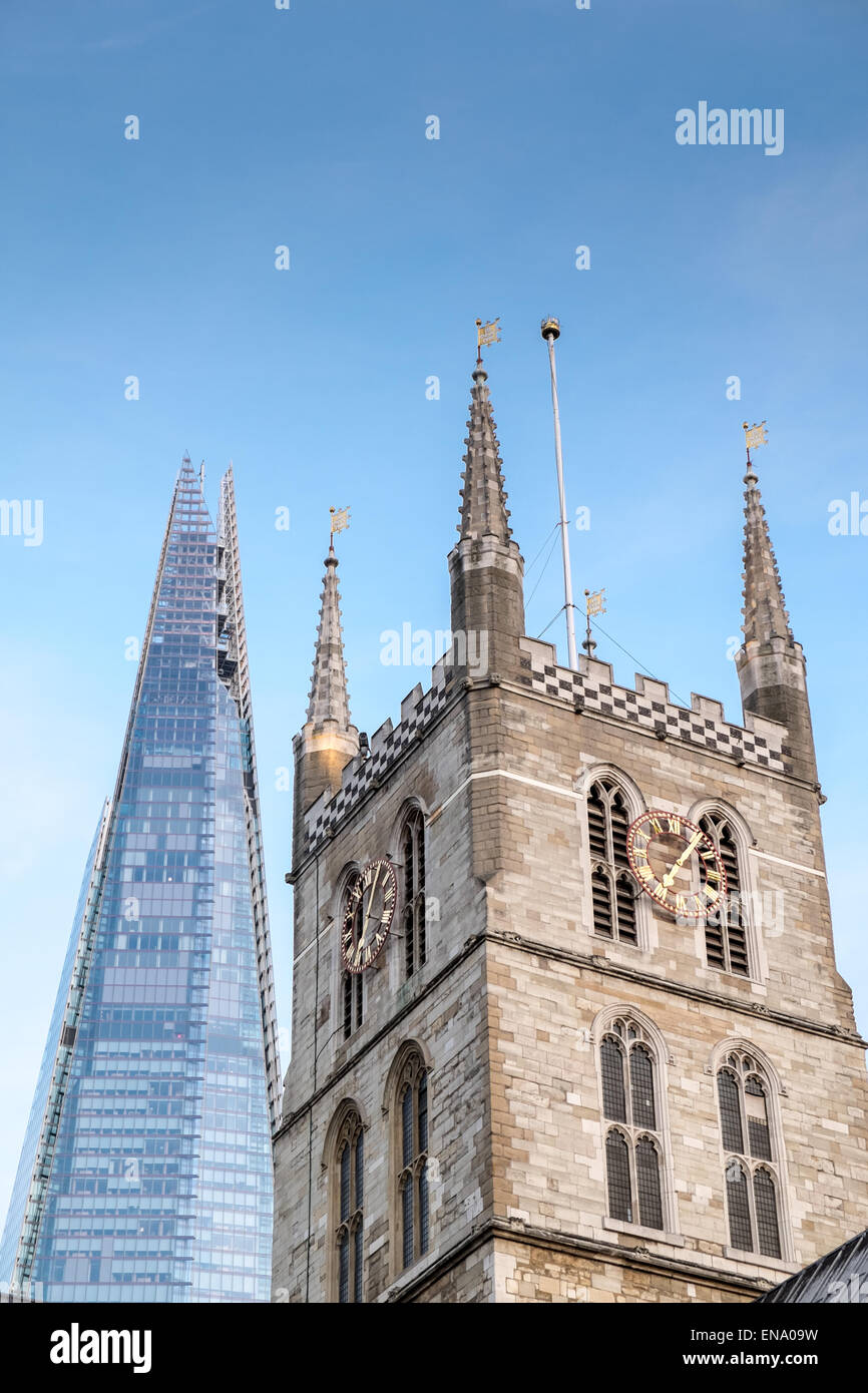 Juxtaposition composition de la bette à cardes et cathédrale de Southwark comparant architecture ancienne et nouvelle, défini dans un ciel bleu Banque D'Images