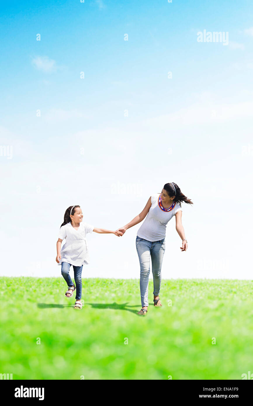 Mère et fille indienne en marche du parc Banque D'Images