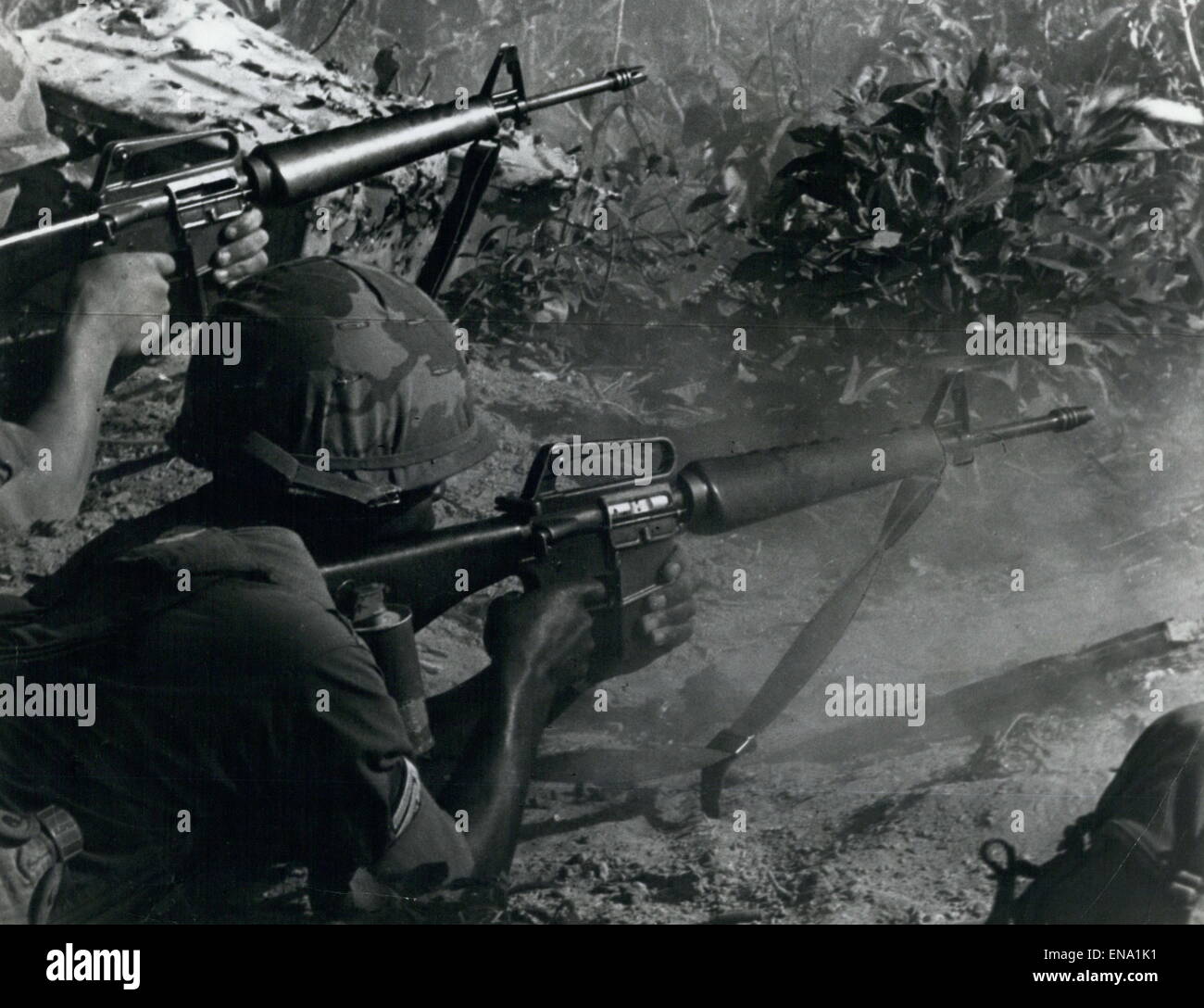 Fichier. Apr 30, 2015. La guerre du Vietnam, également connu sous le nom de la Deuxième Guerre d'Indochine, et aussi connu au Vietnam comme une résistance guerre contre l'Amérique ou simplement la guerre américaine, était un proxy de la guerre-froide guerre qui s'est produite au Vietnam, Laos et Cambodge de novembre 1955 à la chute de Saigon le 30 avril 1975. Sur la photo : 10 févr. 02, 1966 - Vietnam : parachutistes du 173e Brigade aéroportée contre feu Viet Cong positions avec le M-16, dans les positions de la jungle au nord-est de bien l'honorable © Keystone Photos USA/ZUMAPRESS.com/Alamy Live News Banque D'Images