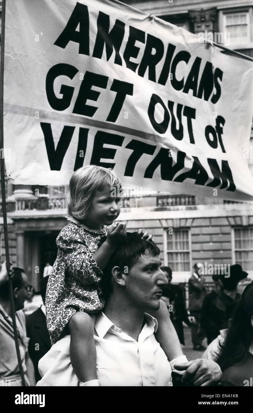 Fichier. Apr 30, 2015. La guerre du Vietnam, également connu sous le nom de la Deuxième Guerre d'Indochine, et aussi connu au Vietnam comme une résistance guerre contre l'Amérique ou simplement la guerre américaine, était un proxy de la guerre-froide guerre qui s'est produite au Vietnam, Laos et Cambodge de novembre 1955 à la chute de Saigon le 30 avril 1975. Sur la photo : Juillet 07, 1966 - Démonstration à l'Ambassade américaine : près de 1 000 manifestants ont défilé Anti-Vietnam à l'ambassade américaine à Grosvenor Square, Londres, hier soir, pour protester contre le récent bombardement de la capitale du Nord Vietnam, Hanoi. La marche pour la paix et il n'y a n Banque D'Images