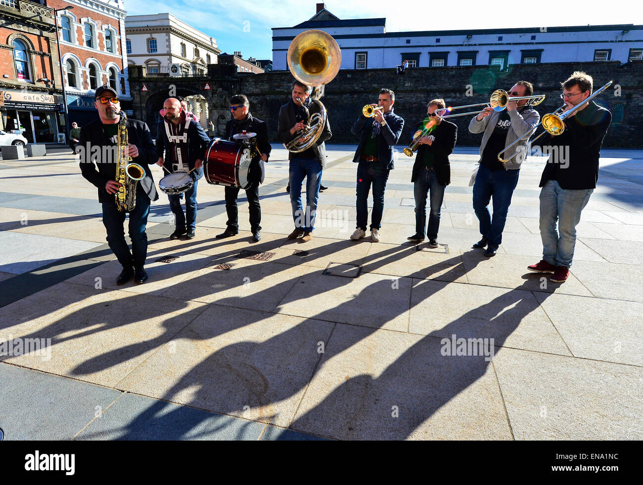 Journée internationale du jazz à Londonderry, en Irlande du Nord - 30 avril 2015. La Dutch JayDee Jazz Band jouant à Londonderry pour marquer la Journée internationale du Jazz mondial de l'UNESCO et l'ouverture de la ville de Derry Jazz Festival, qui se déroule jusqu'au 4 mai. Crédit : George Sweeney/Alamy Live News Banque D'Images