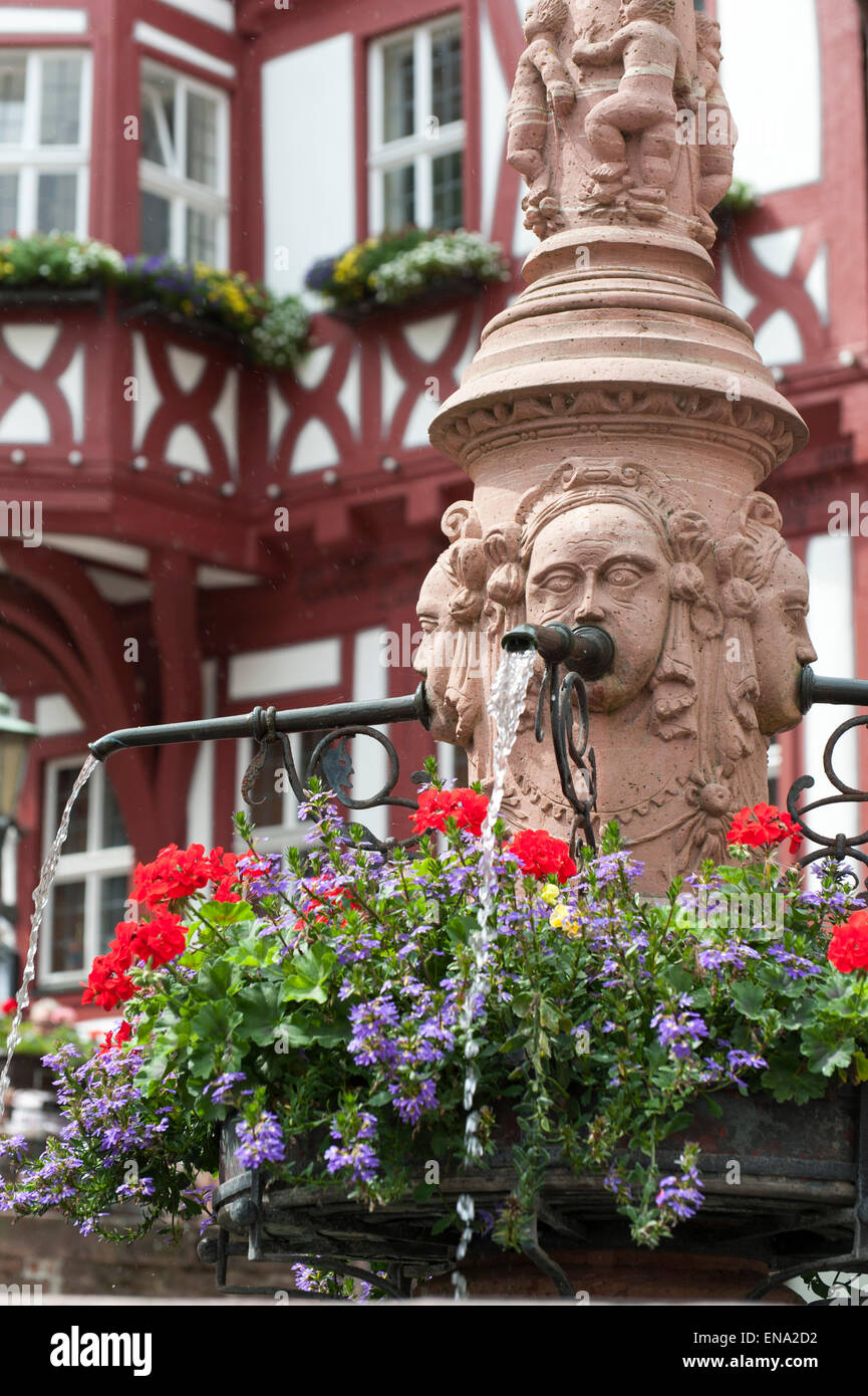 Fontaine sur la place du marché, de la vieille ville de Miltenberg, Odenwald, Bavière, Allemagne Banque D'Images