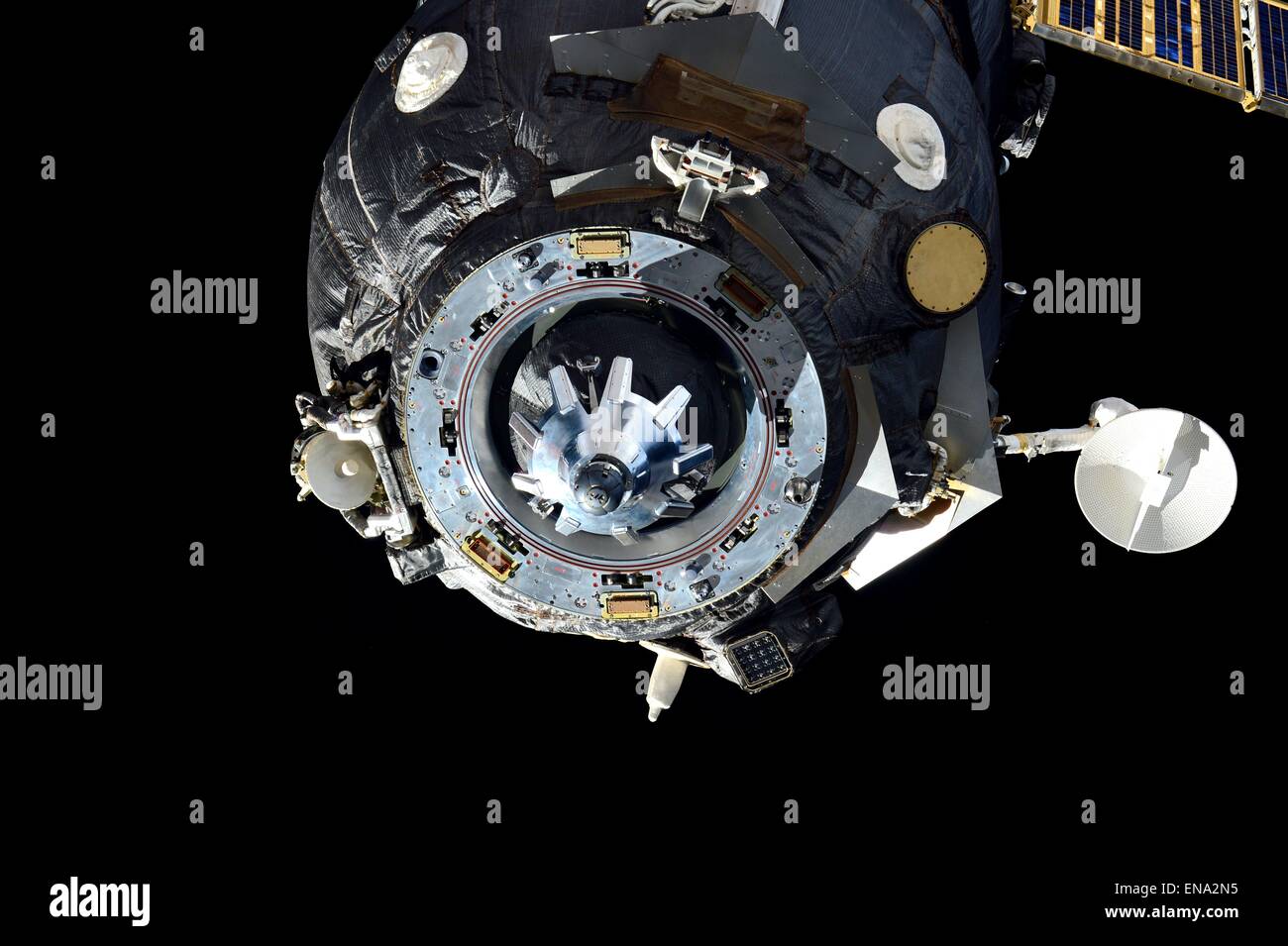 Le vaisseau cargo russe Progress est libéré de la Station spatiale internationale le 25 avril 2015, dans l'orbite de la Terre. Le progrès offre cargo et pratique ensuite les déchets de l'ISS et brûle dans l'atmosphère après la libération. Banque D'Images