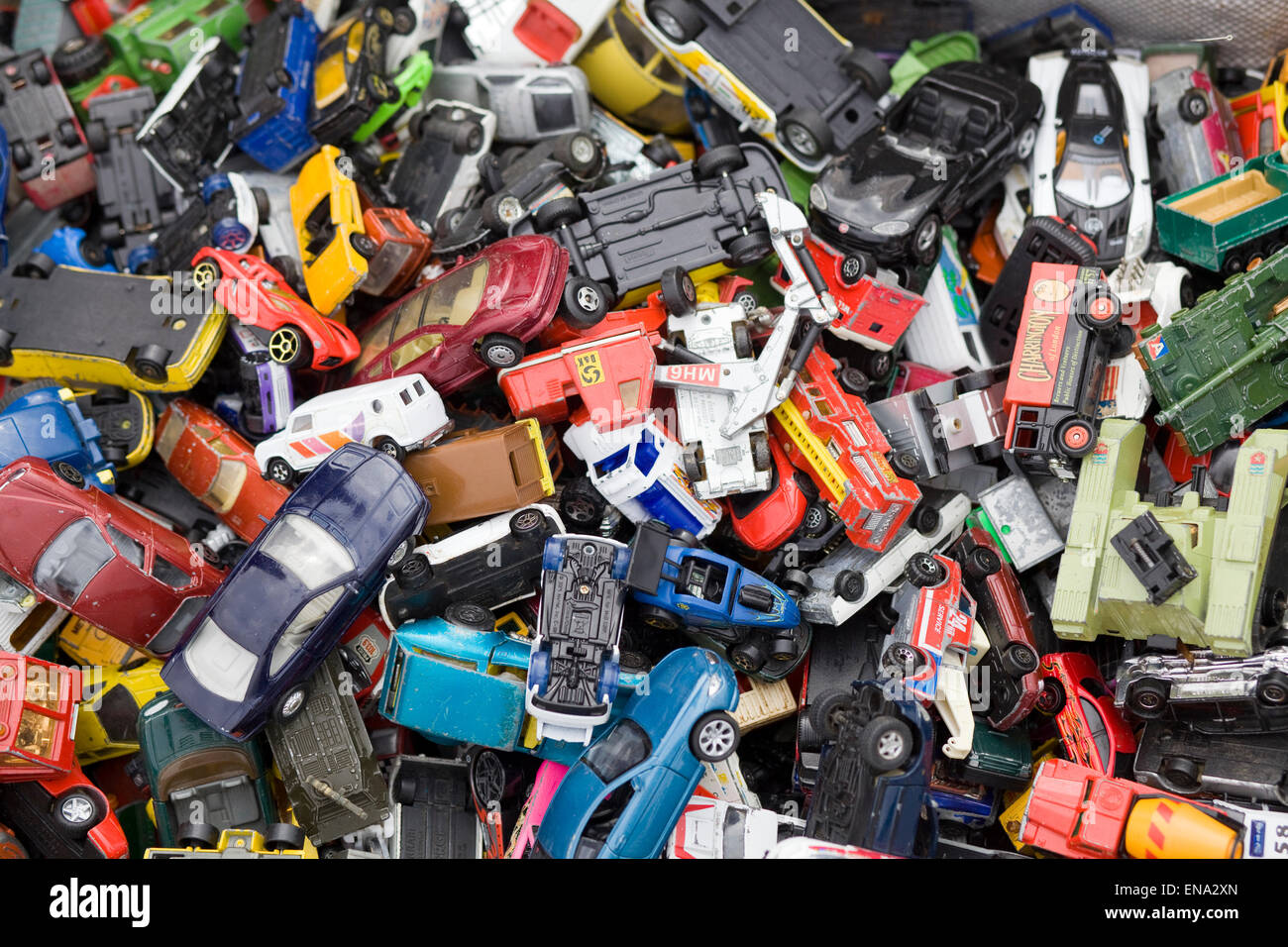 Assortiment de petites voitures dans une pile Banque D'Images