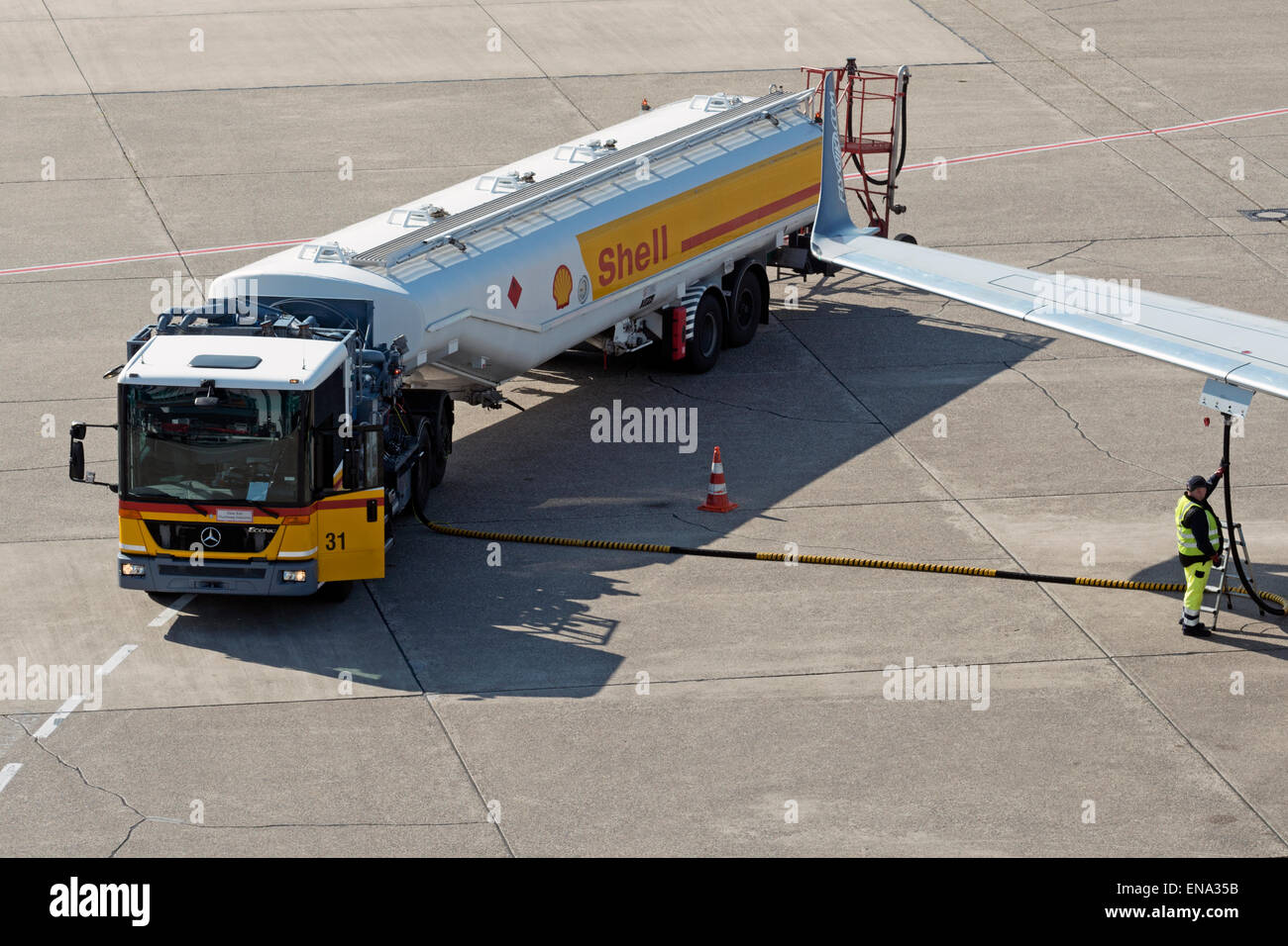 Camion-citerne de carburant Shell Aviation avions de ravitaillement à l'aéroport de Düsseldorf Allemagne Banque D'Images