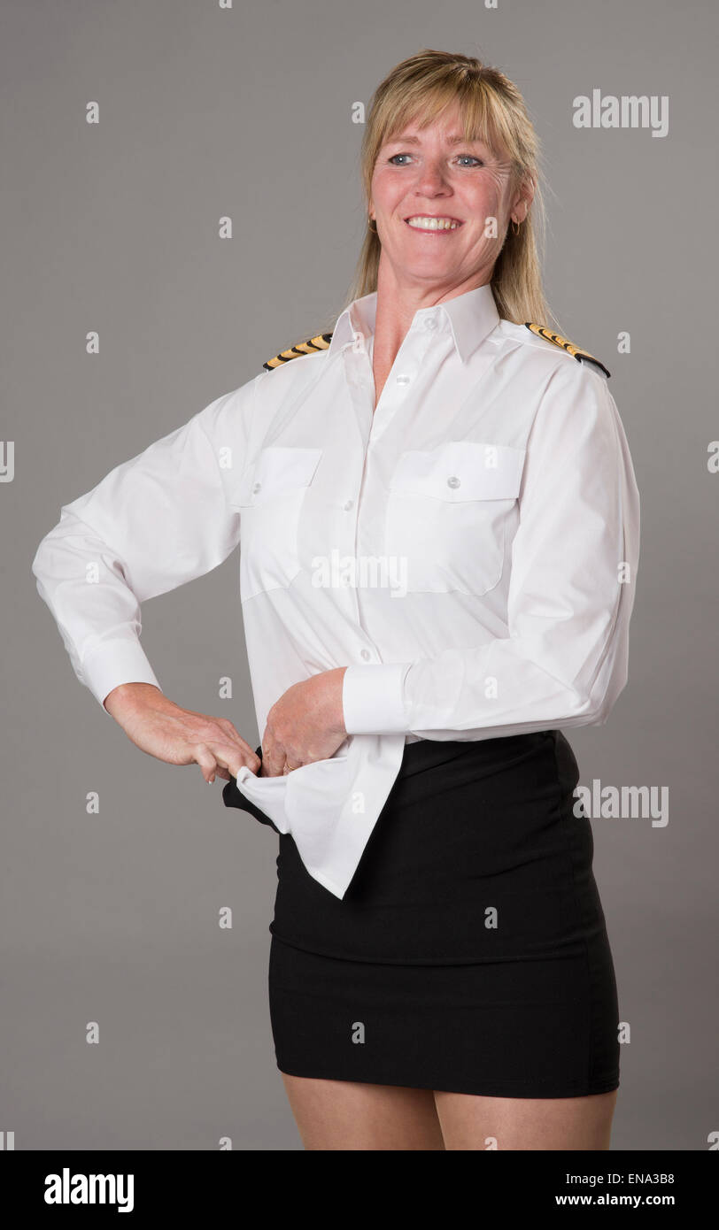 Agent de compagnie aérienne femme chemise uniforme de savourer dans sa jupe  avant de rendre au travail Photo Stock - Alamy