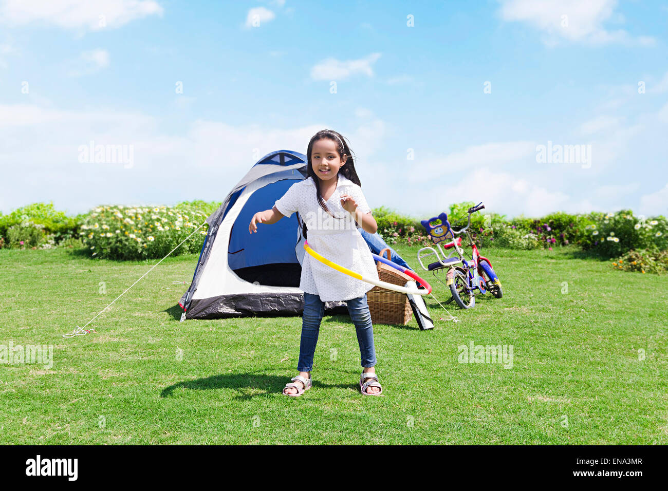 1 Indian girl kid park jouer Hula Hoop Banque D'Images