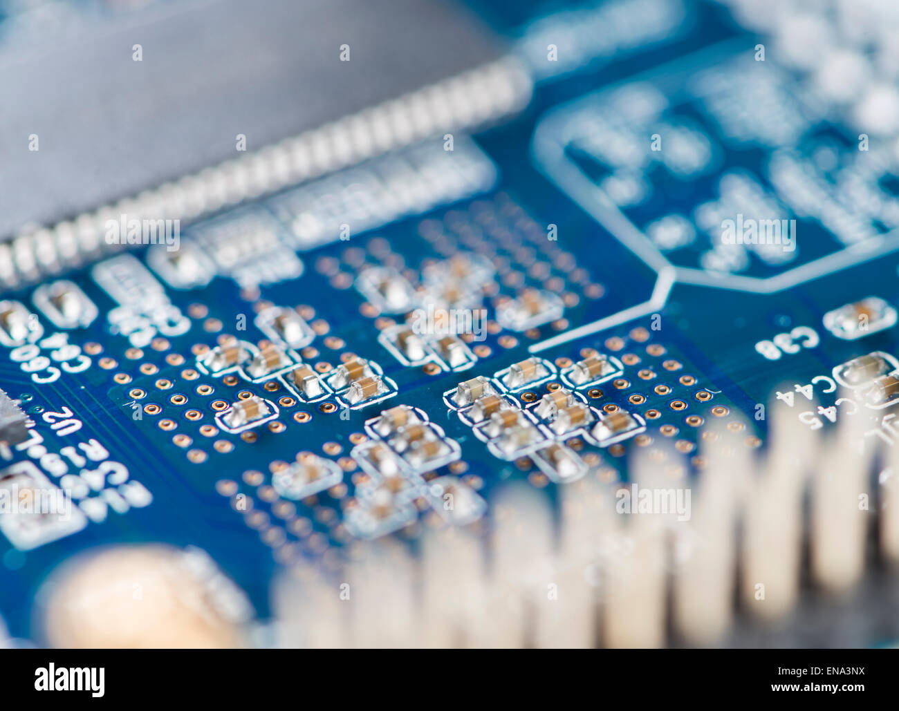 PCB bleu avec des composants SMD (détaillées close-up shot) Banque D'Images