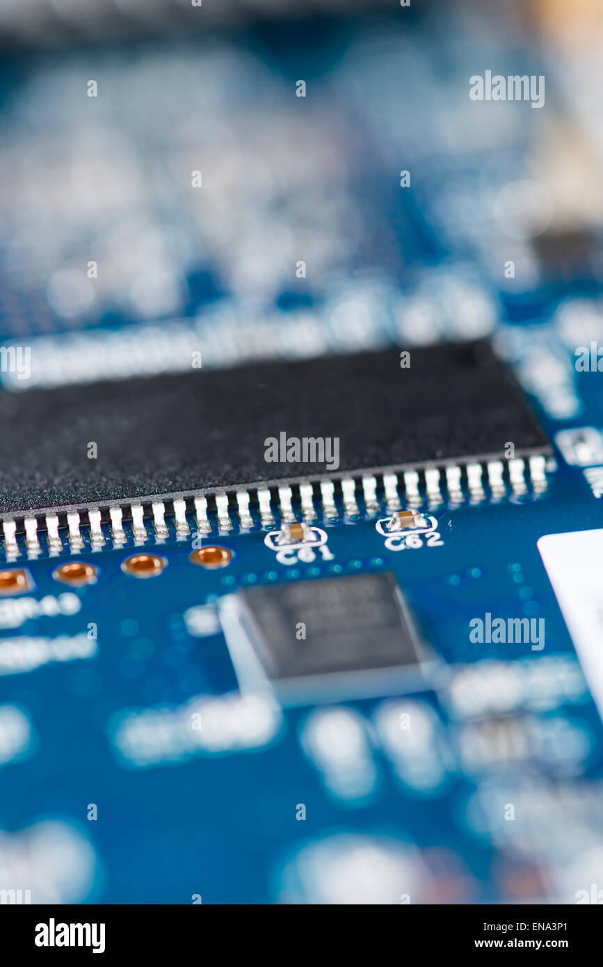 PCB bleu avec des composants SMD (détaillées close-up shot) Banque D'Images