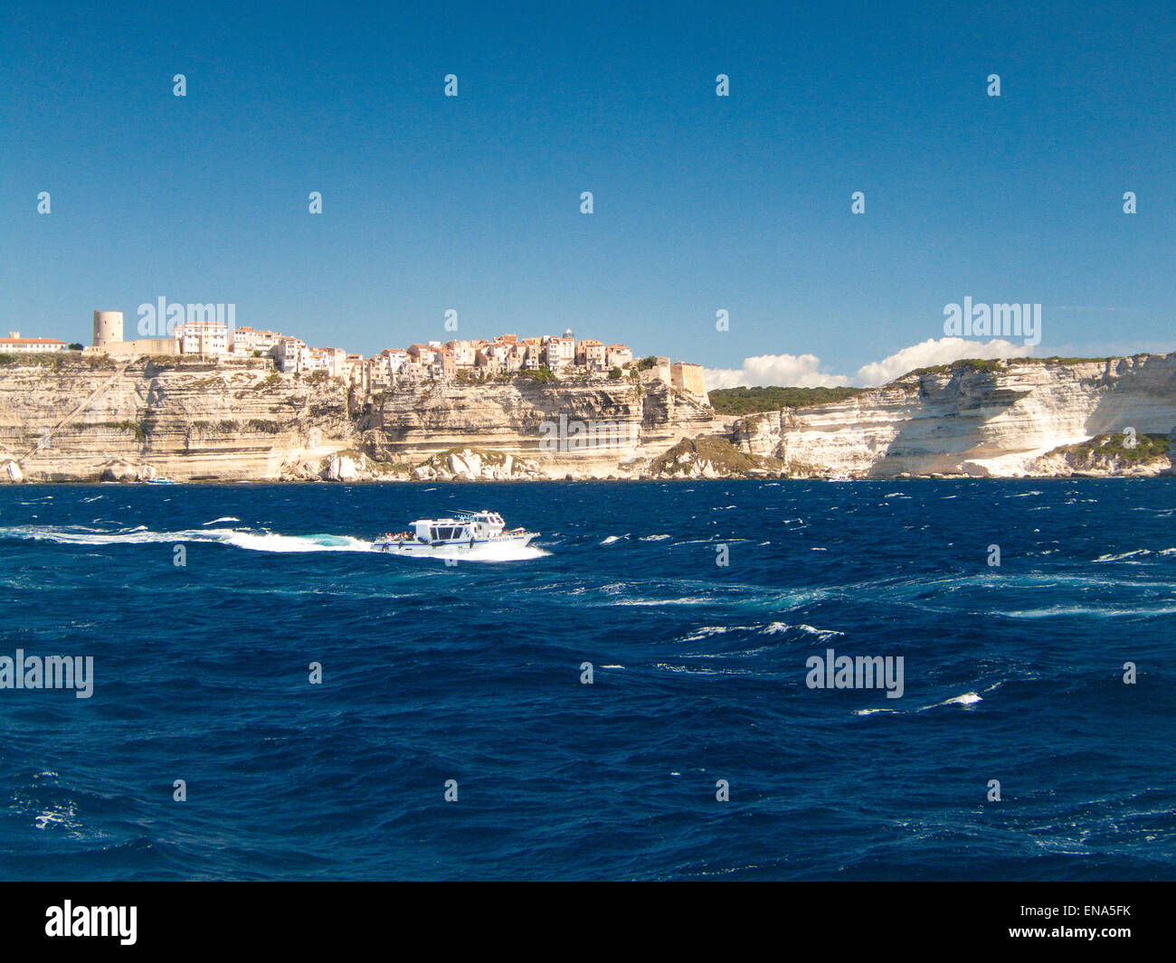 Ville de Bonifacio en Corse au sommet des falaises avec ferry vers la Sardaigne prises à partir de la mer. Banque D'Images