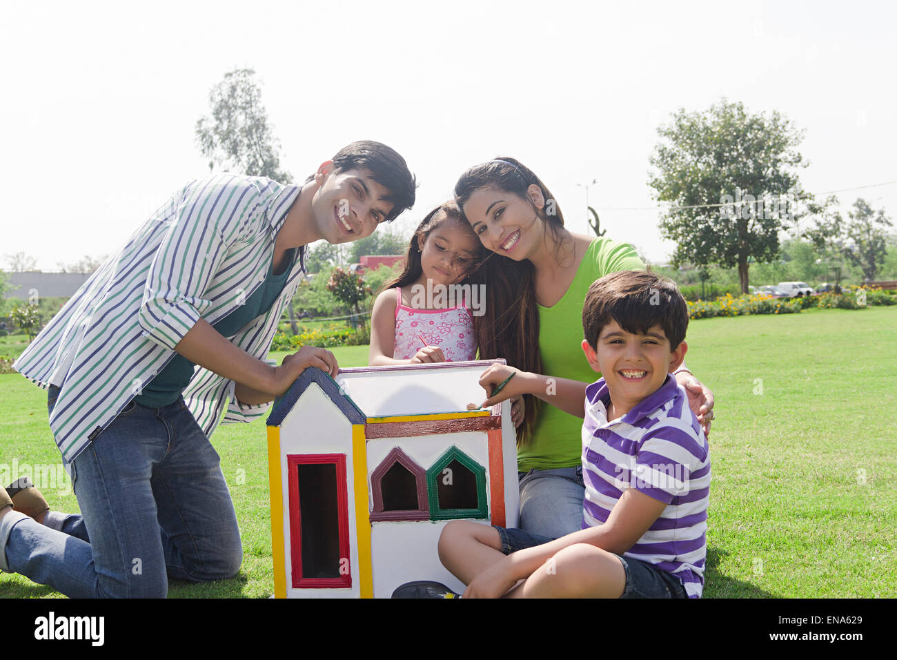 Les parents et les enfants indiens montrant parc maison factice Banque D'Images