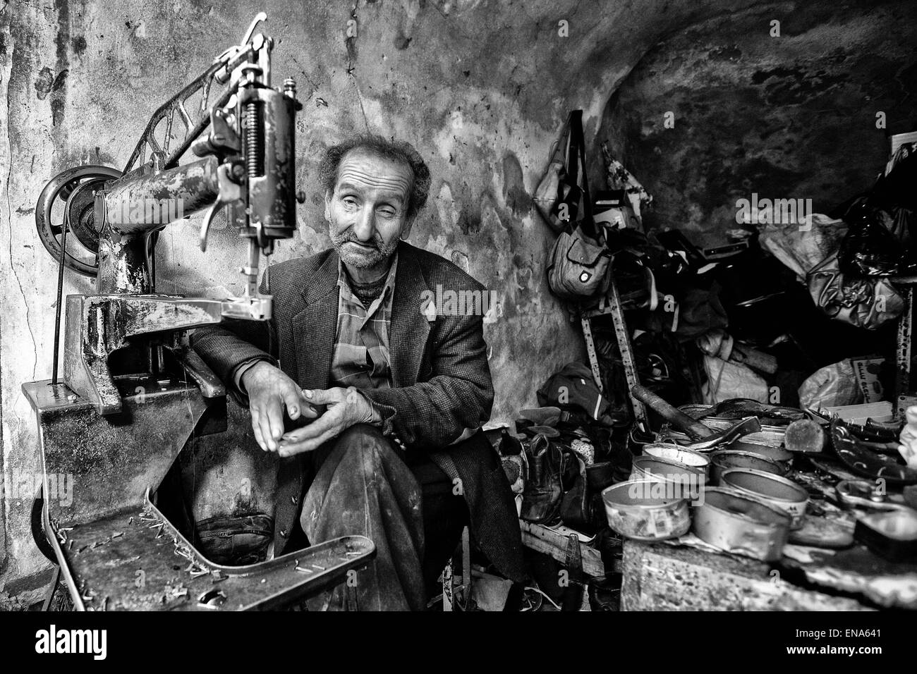 La Palestine. Mar 22, 2011. Un cordonnier dans son magasin. Hébron. Mar. 22, 2011. Cisjordanie, Palestine. © Gabriel Romero/ZUMA/Alamy Fil Live News Banque D'Images