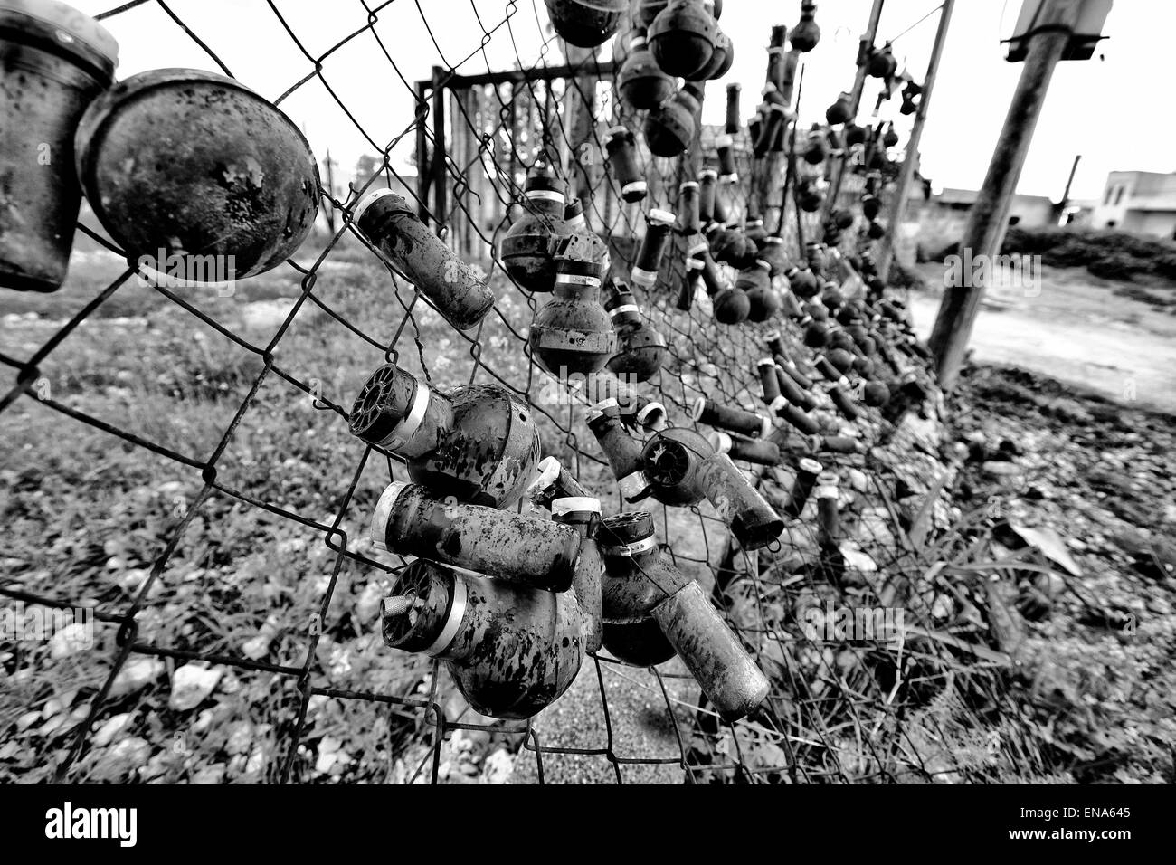 La Palestine. Mar 25, 2011. Les villageois décorent une clôture avec utilisé des grenades lacrymogènes et des grenades à concussion. Nabi Saleh. Mar. 25, 2011. Cisjordanie, Palestine. © Gabriel Romero/ZUMA/Alamy Fil Live News Banque D'Images