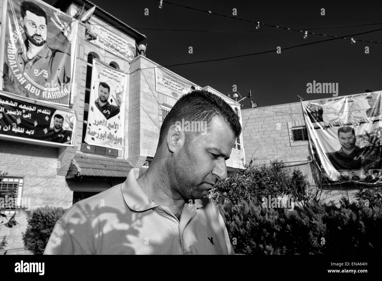 La Palestine. 18 Mar, 2011. Abdullah Abdel Rahma deux jours après sa libération d'une prison israélienne, s'élève face à des bannières qui avait été appelant à sa libération. Bil'in. 18 mars, 2011. Cisjordanie, Palestine. © Gabriel Romero/ZUMA/Alamy Fil Live News Banque D'Images