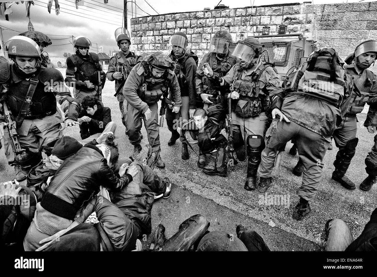 La Palestine. Mar 25, 2011. Un groupe international de militants sont arrêtés, ce qui déclenche le chaos dans le village de Nabi Saleh. Au cours de la mêlée, les forces israéliennes ont utilisé des gaz lacrymogènes, des grenades à concussion et de poivre de cayenne pour reprendre le contrôle. Mar. 25, 2011. Cisjordanie, Palestine. © Gabriel Romero/ZUMA/Alamy Fil Live News Banque D'Images