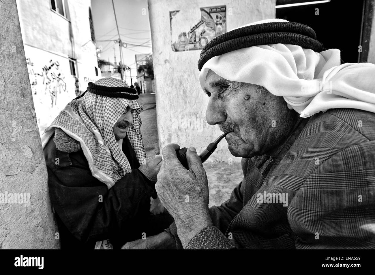 La Palestine. Mar 31, 2011. Les hommes fument une combinaison d'heishei et le tabac dans le camp de réfugiés de Dheisheh. Mar. 31, 2011. Cisjordanie, Palestine. © Gabriel Romero/ZUMA/Alamy Fil Live News Banque D'Images