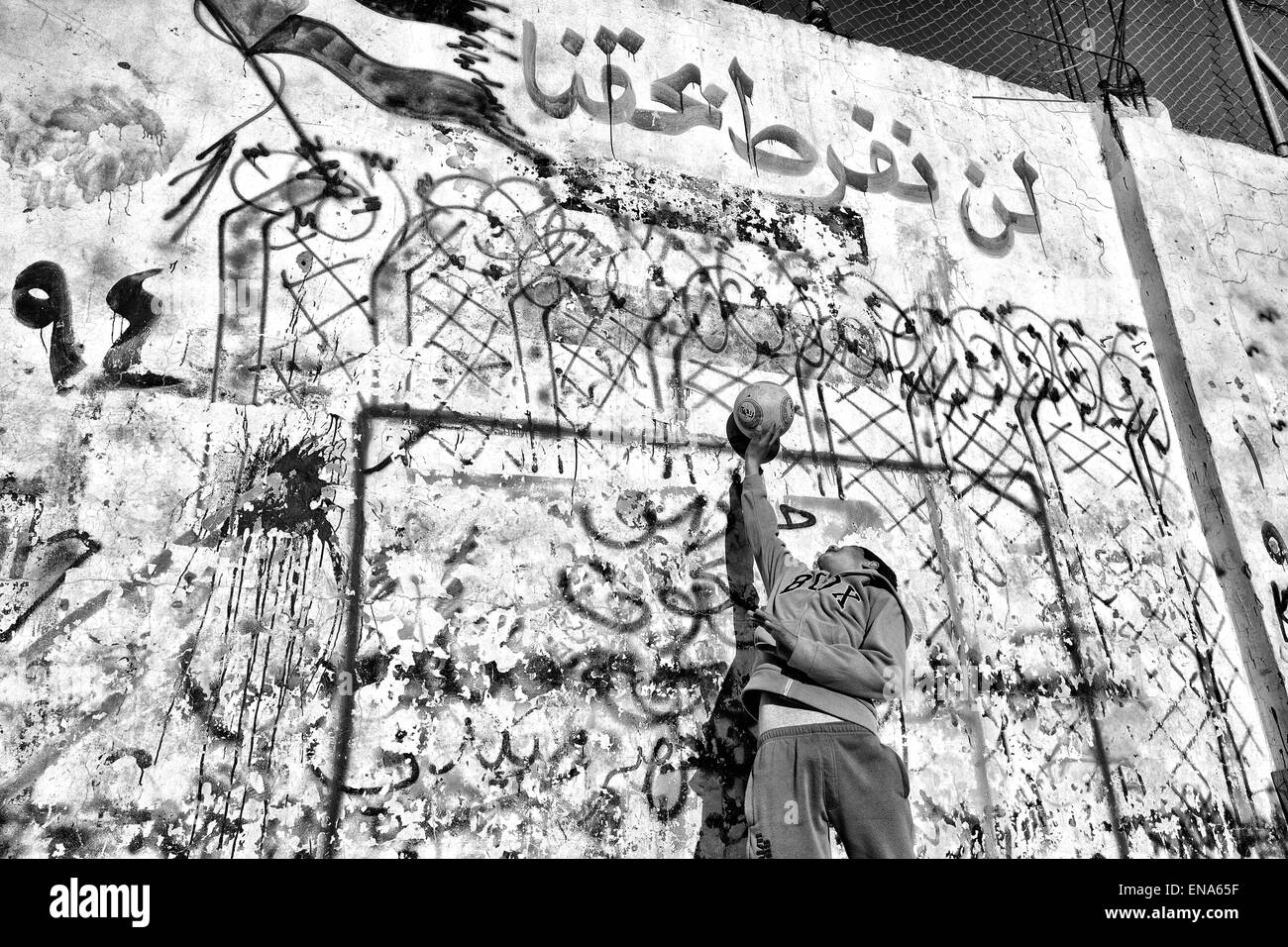 La Palestine. Mar 28, 2011. Un garçon tend une méthode locale de buts de soccer qui a été peint à la bombe sur un mur dans le camp de réfugiés de Jalazone. Mar. 28, 2011. Cisjordanie, Palestine. © Gabriel Romero/ZUMA/Alamy Fil Live News Banque D'Images