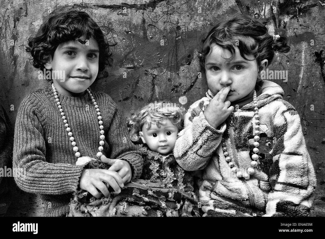 La Palestine. Mar 28, 2011. Les filles à la poupée. Camp de réfugiés de Jalazone. Mar. 28, 2011. Cisjordanie, Palestine. © Gabriel Romero/ZUMA/Alamy Fil Live News Banque D'Images