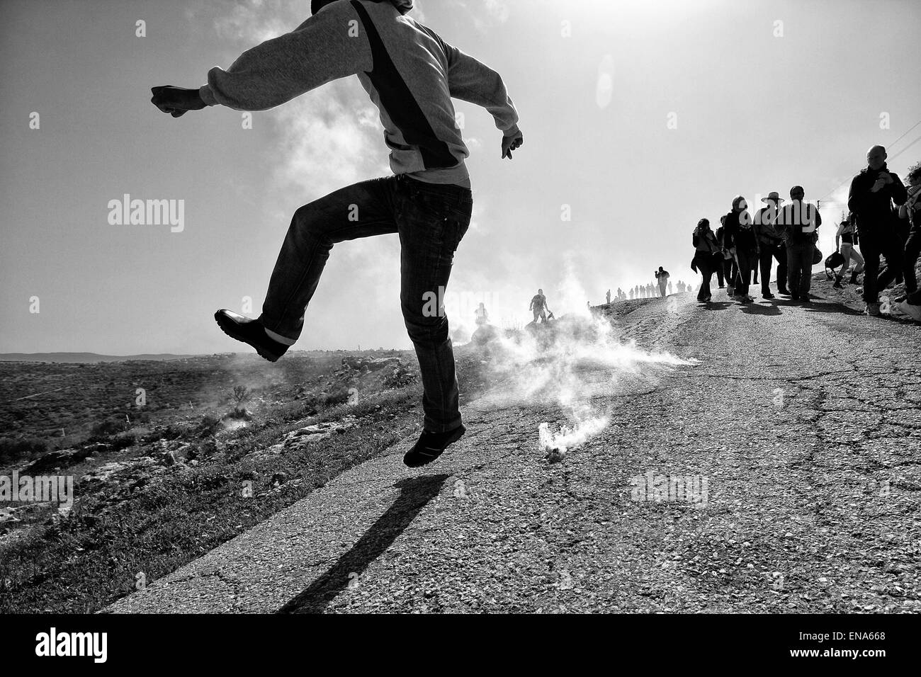 La Palestine. 4e Mar, 2011. Un garçon palestinien lance une bombe lacrymogène en bas de la colline et à l'écart des autres qui étaient à portée de tirs israéliens. Bil'in. Le 4 mars 2011. Cisjordanie, Palestine. © Gabriel Romero/ZUMA/Alamy Fil Live News Banque D'Images