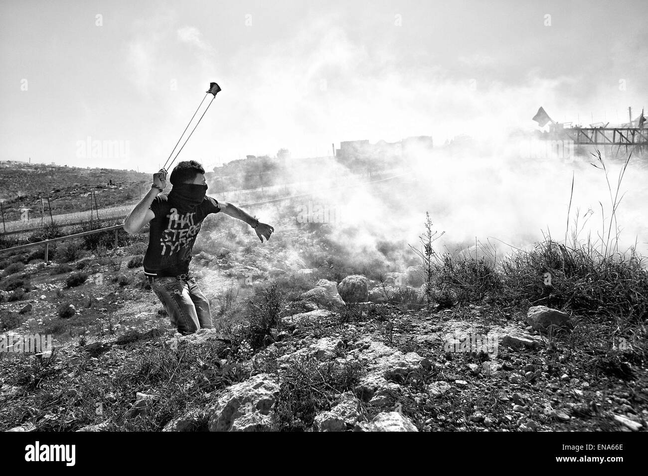 La Palestine. 4e Mar, 2011. Un jeune Palestinien jette une pierre avec une fronde à l'armée israélienne. Bil'in. Le 4 mars 2011. Cisjordanie, Palestine. © Gabriel Romero/ZUMA/Alamy Fil Live News Banque D'Images