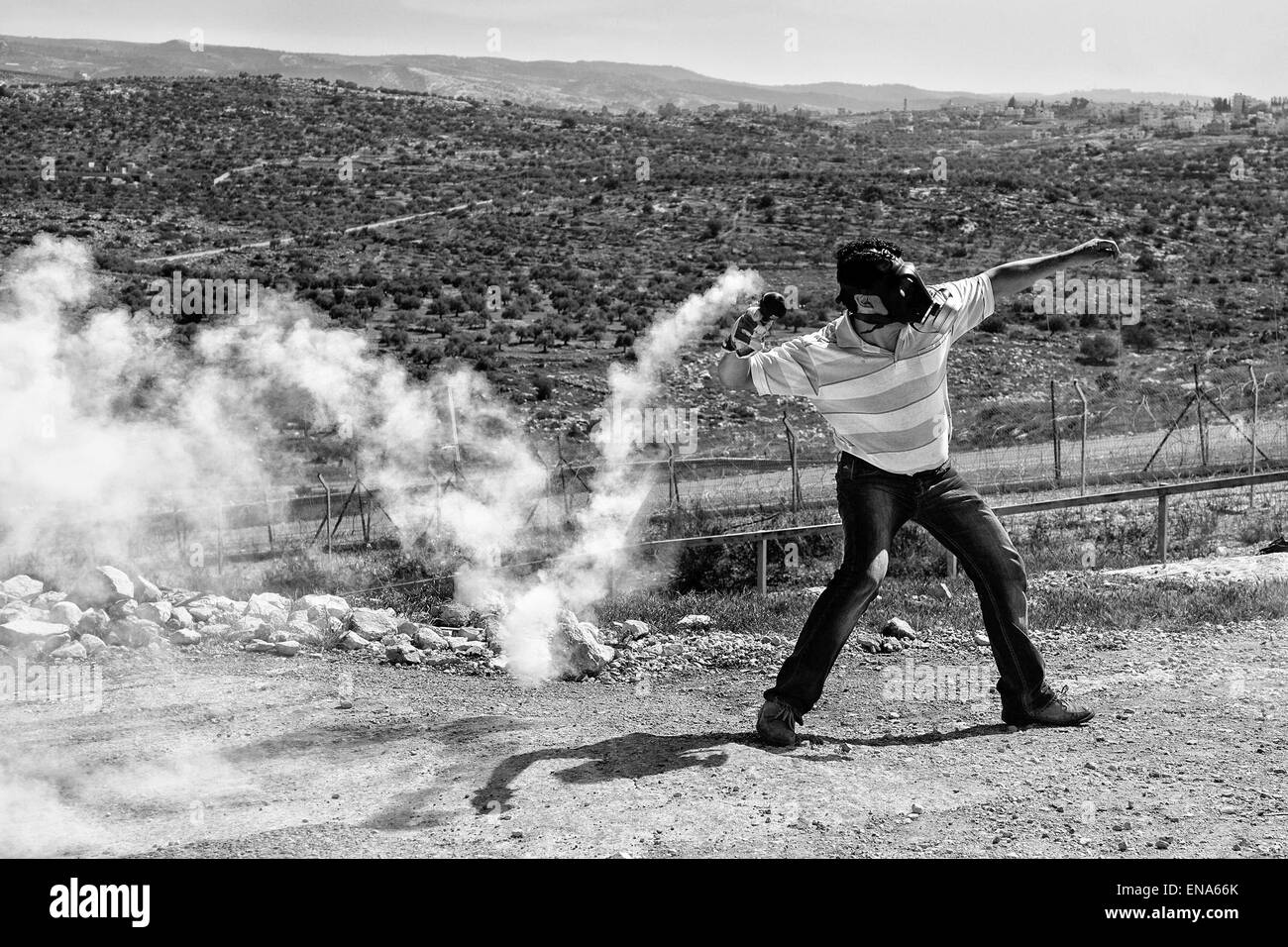 La Palestine. 18 Mar, 2011. Un Palestinien lance une grenade de gaz lacrymogène au retour des forces israéliennes dans le village de Bil'in. 18 mars, 2011. Cisjordanie, Palestine. © Gabriel Romero/ZUMA/Alamy Fil Live News Banque D'Images