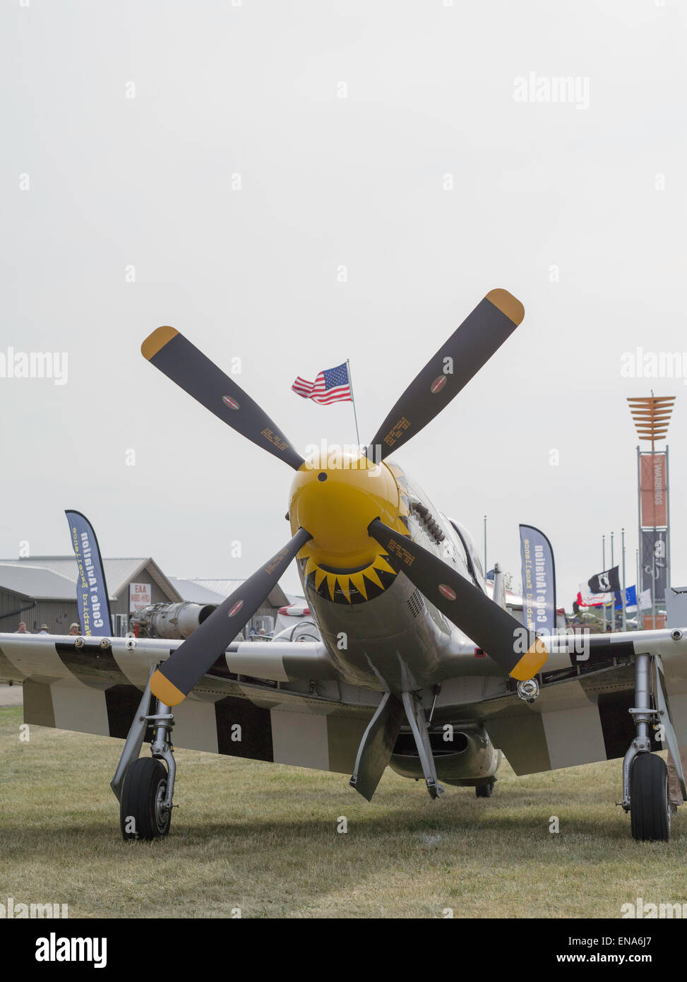 Un North American P-51 Mustang sur l'affichage à l'EAA Airventure Oshkosh, Wisconsin, Airshow. Banque D'Images