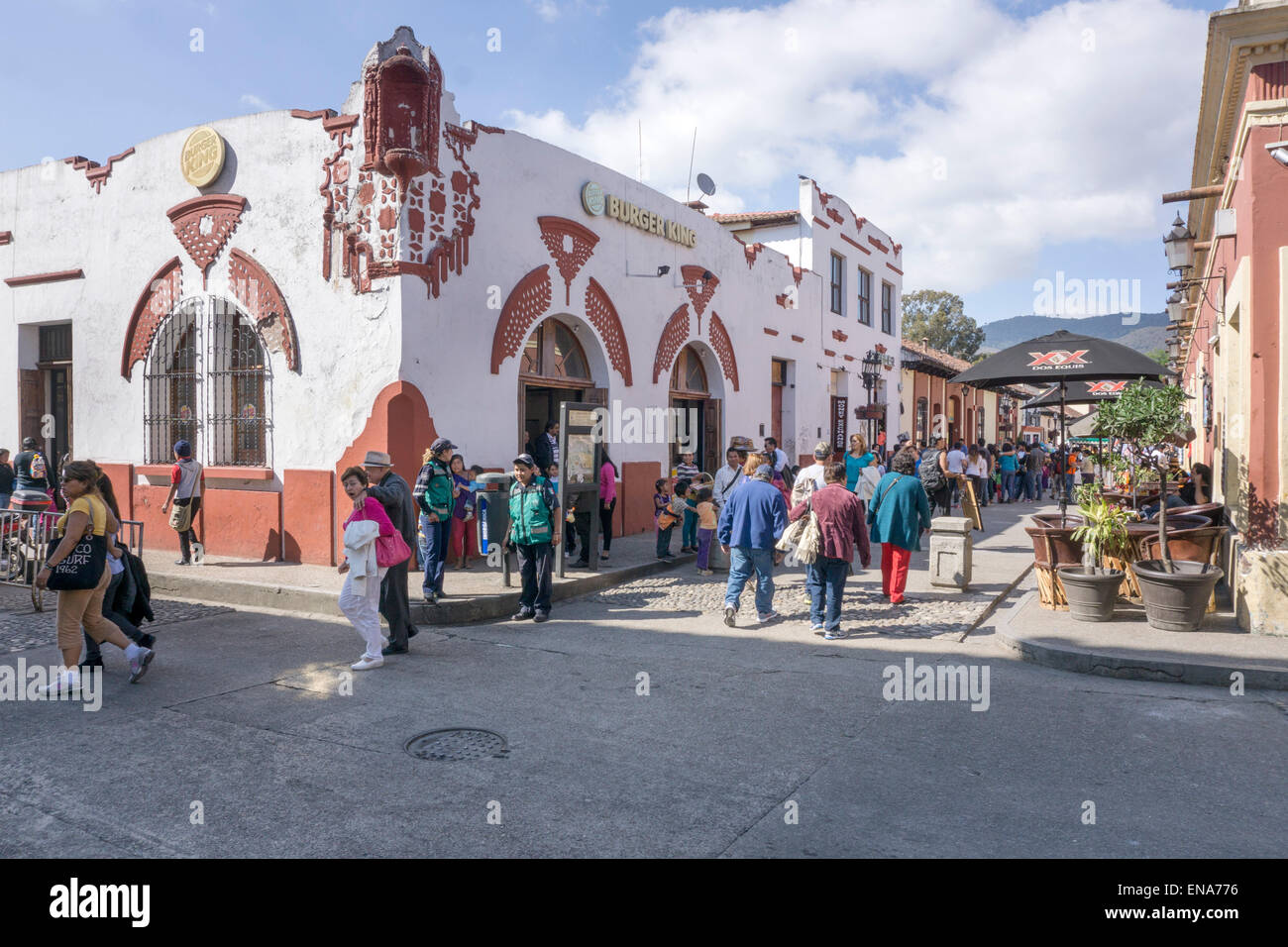 Burger King occupe un bâtiment colonial espagnol sur le coin d'une rue piétonne San Cristobal de las Casas, Chiapas Banque D'Images