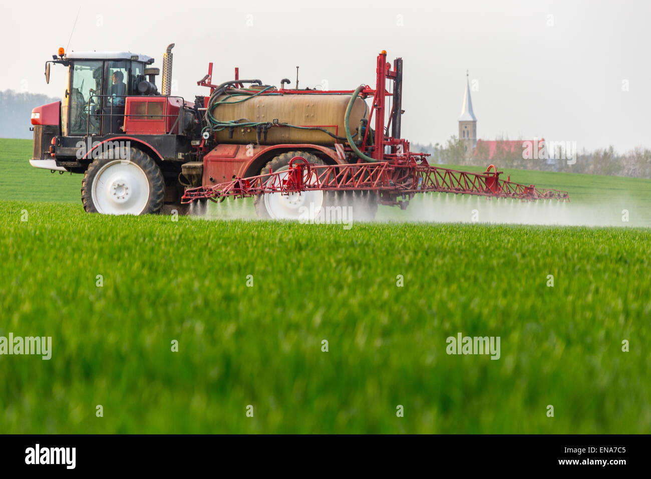 De travail de la machine de pulvérisation sur le champ vert Banque D'Images