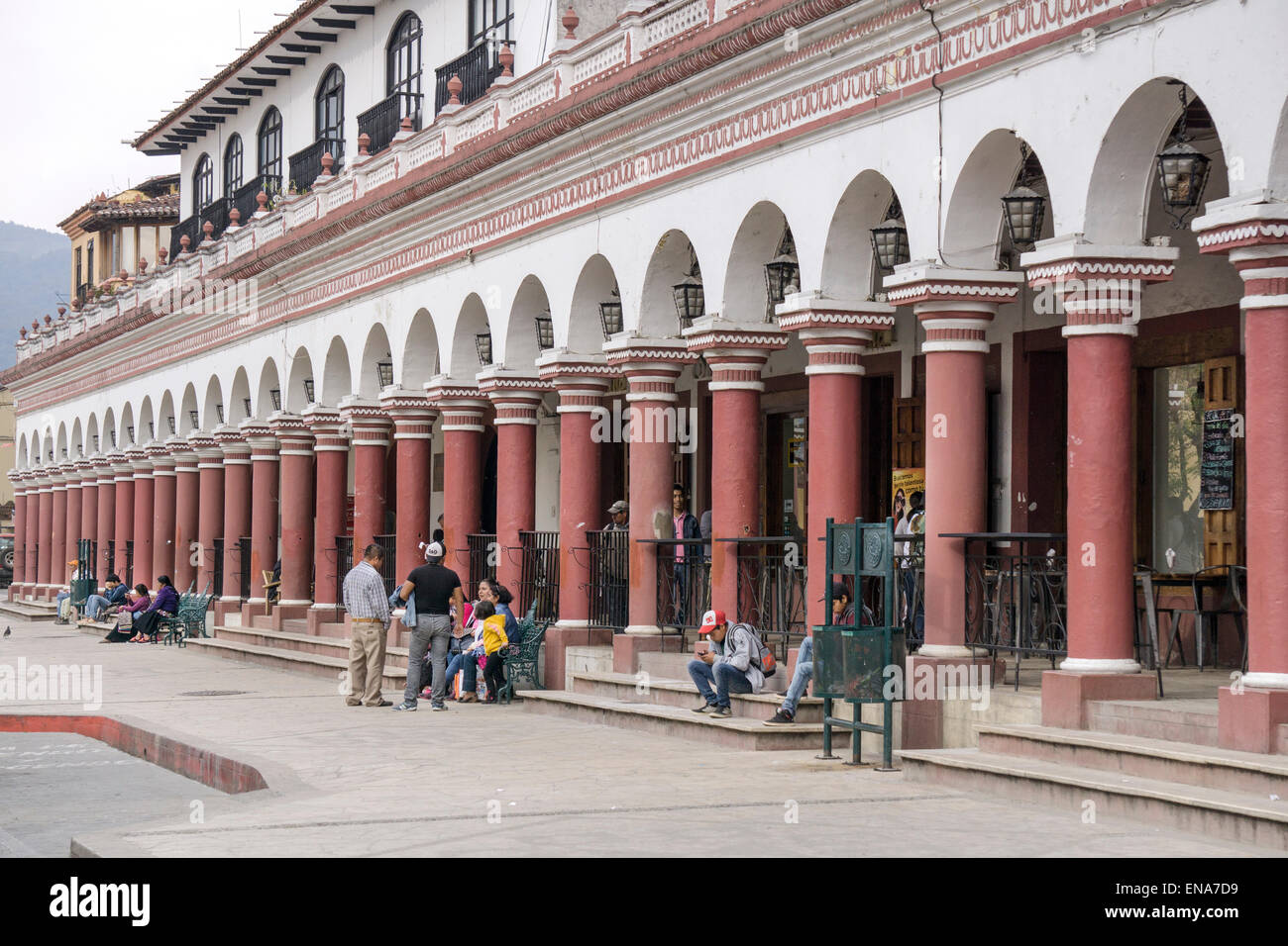 Les habitants de socialiser le long de l'empire colonial espagnol en face d'arcade abritant boutiques et cafés Zocalo San Cristobal de las Casas, Chiapas Banque D'Images
