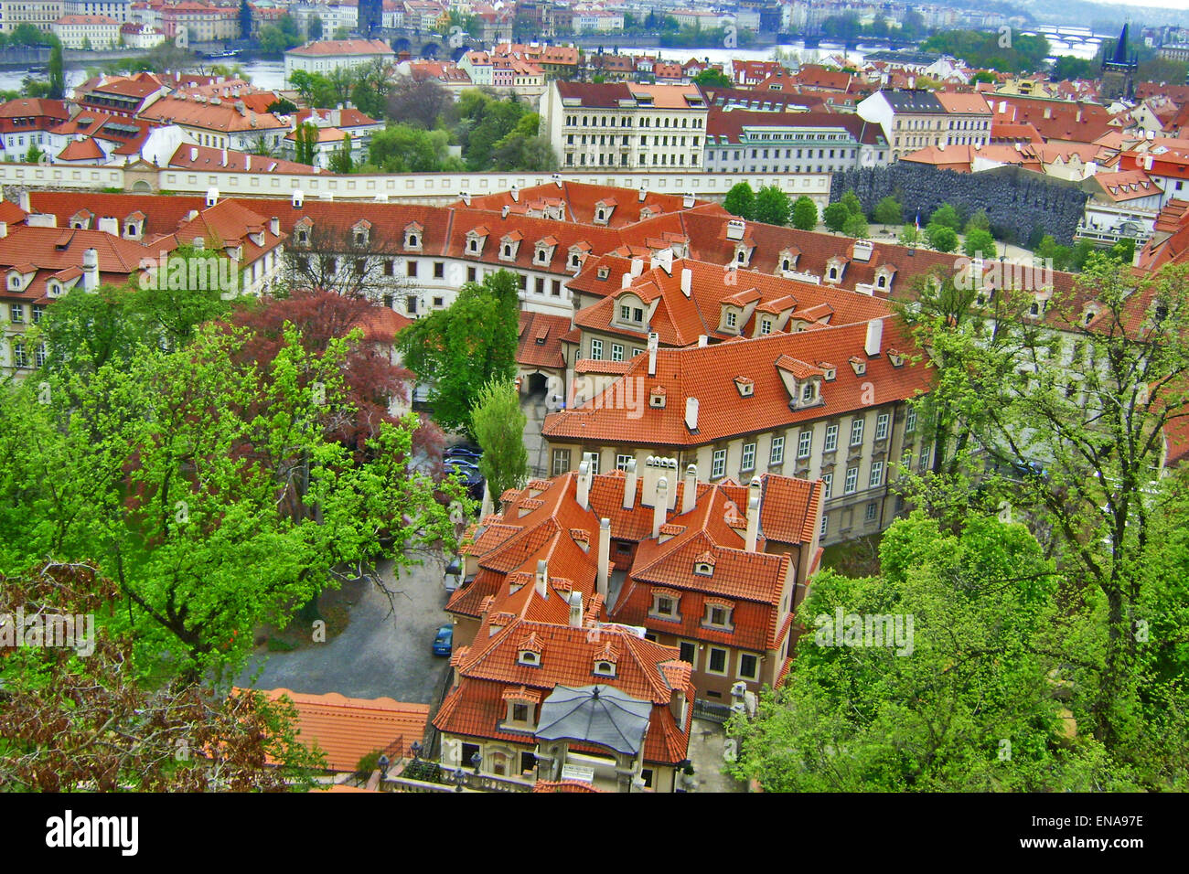 Vue sur les toits de la vieille ville d'or et magnifiquement préservé de Prague. Banque D'Images
