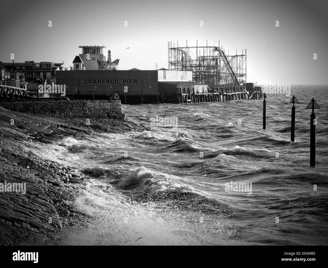 Photographie en noir et blanc du front de mer de Southsea et fête foraine, Southsea, Portsmouth, Hampshire, Angleterre Banque D'Images