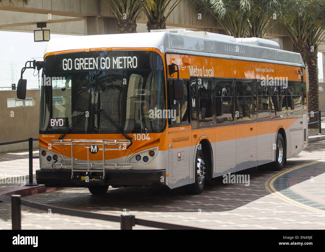 Los Angeles, Californie, USA. Apr 30, 2015. Un tout-électrique Métro bus est garé dans une conférence de presse à l'avant du siège de métro jeudi, 30 avril 2015 à Los Angeles. BYD, Ltd. a livré cinq autobus tout-électrique à la Los Angeles County Metropolitan Transportation Authority (métro) pour les tests. Ce sont les premières de pas moins de 25 bus à zéro émission en cours de construction pour le métro de Lancaster, Californie Crédit : Ringo Chiu/ZUMA/Alamy Fil Live News Banque D'Images