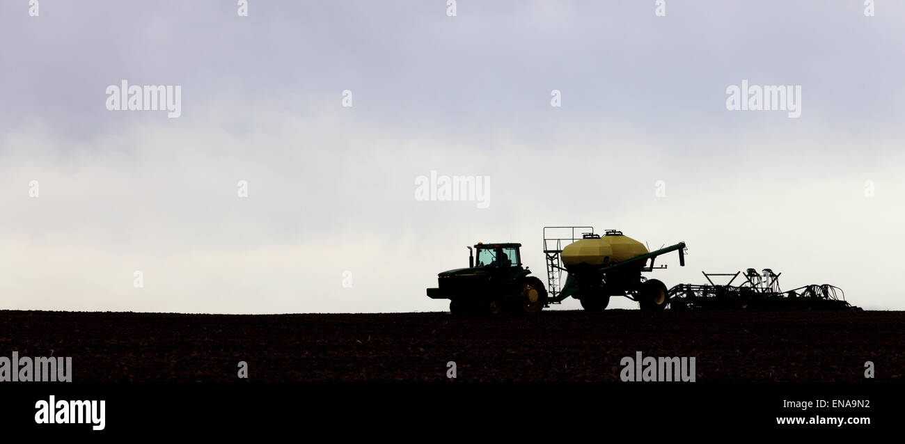 La silhouette d'plantingfarm du blé, de l'agriculture, domaine, terres, machines, machines agricoles sur le terrain. Banque D'Images