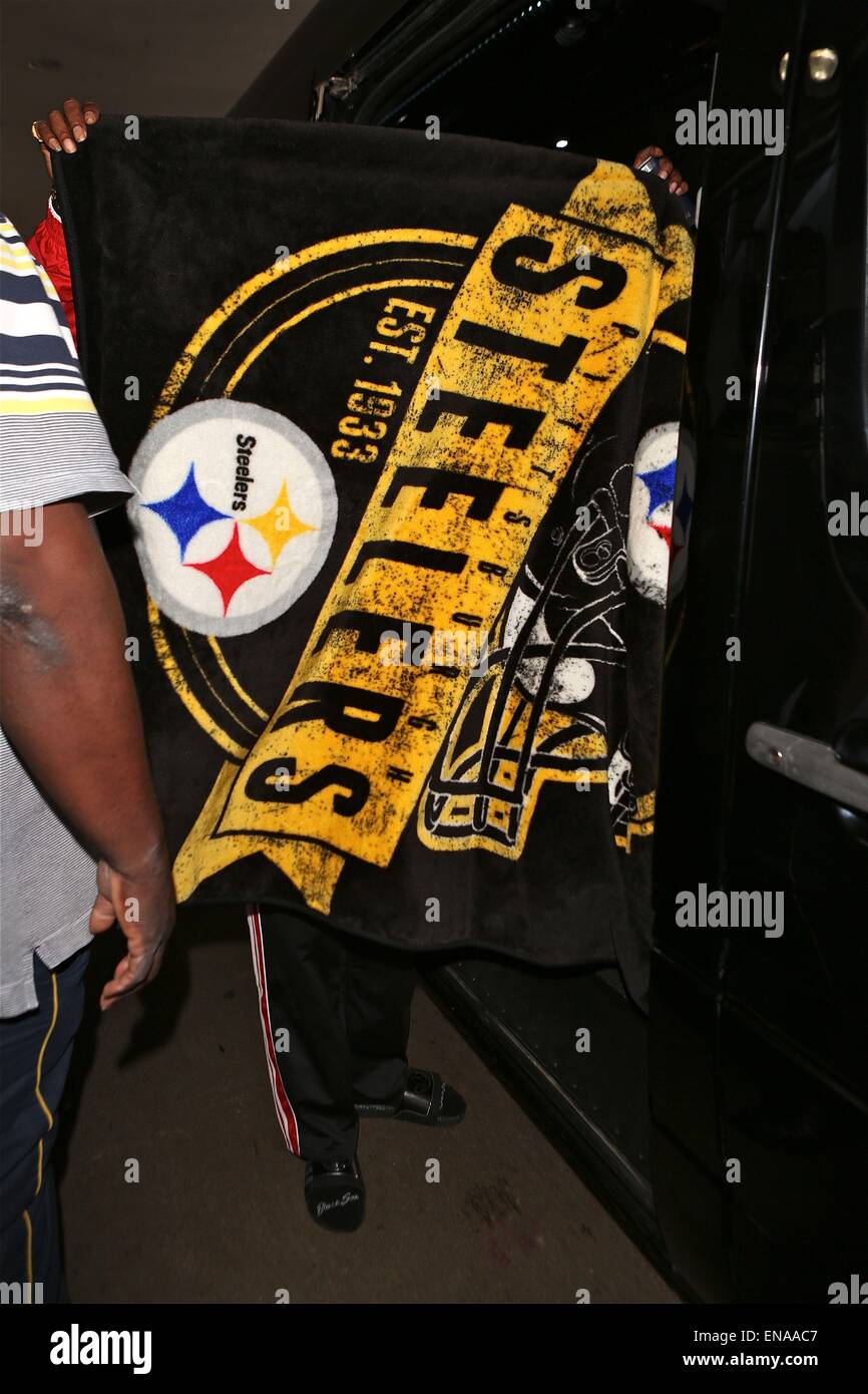 Snoop Dogg arrive à l'Aéroport International de Los Angeles (LAX) et montre son amour de la Pittsburgh Steelers en prenant une couverture baring les équipes sur l'emblème de son parti van comprend : Snoop Lion,Snoop Dogg Où : Los Angeles, California, United States Quand : 26 Oct 2014 Banque D'Images