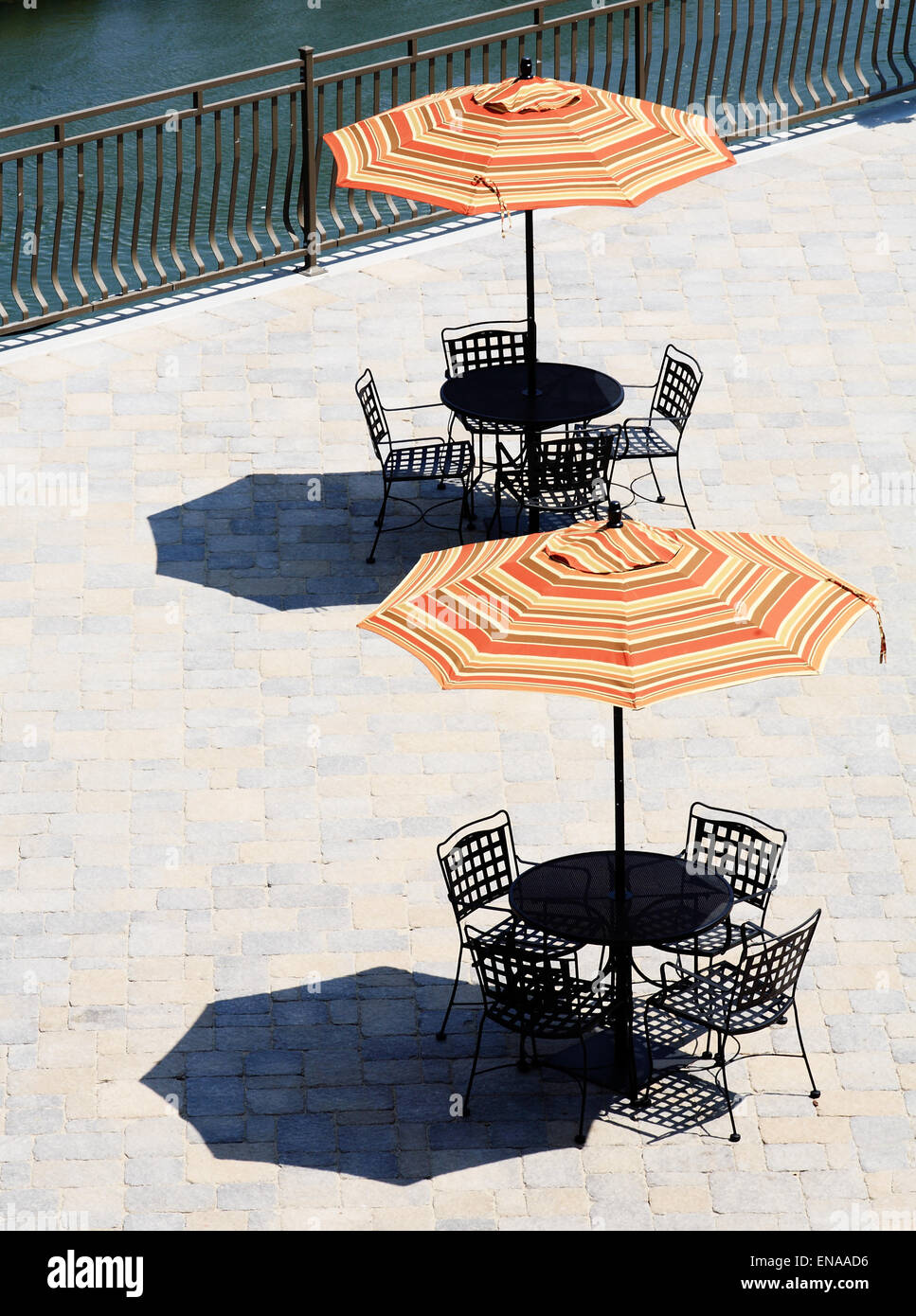 2 accessoires parapluies patio pavé sur un patio en pierre Banque D'Images