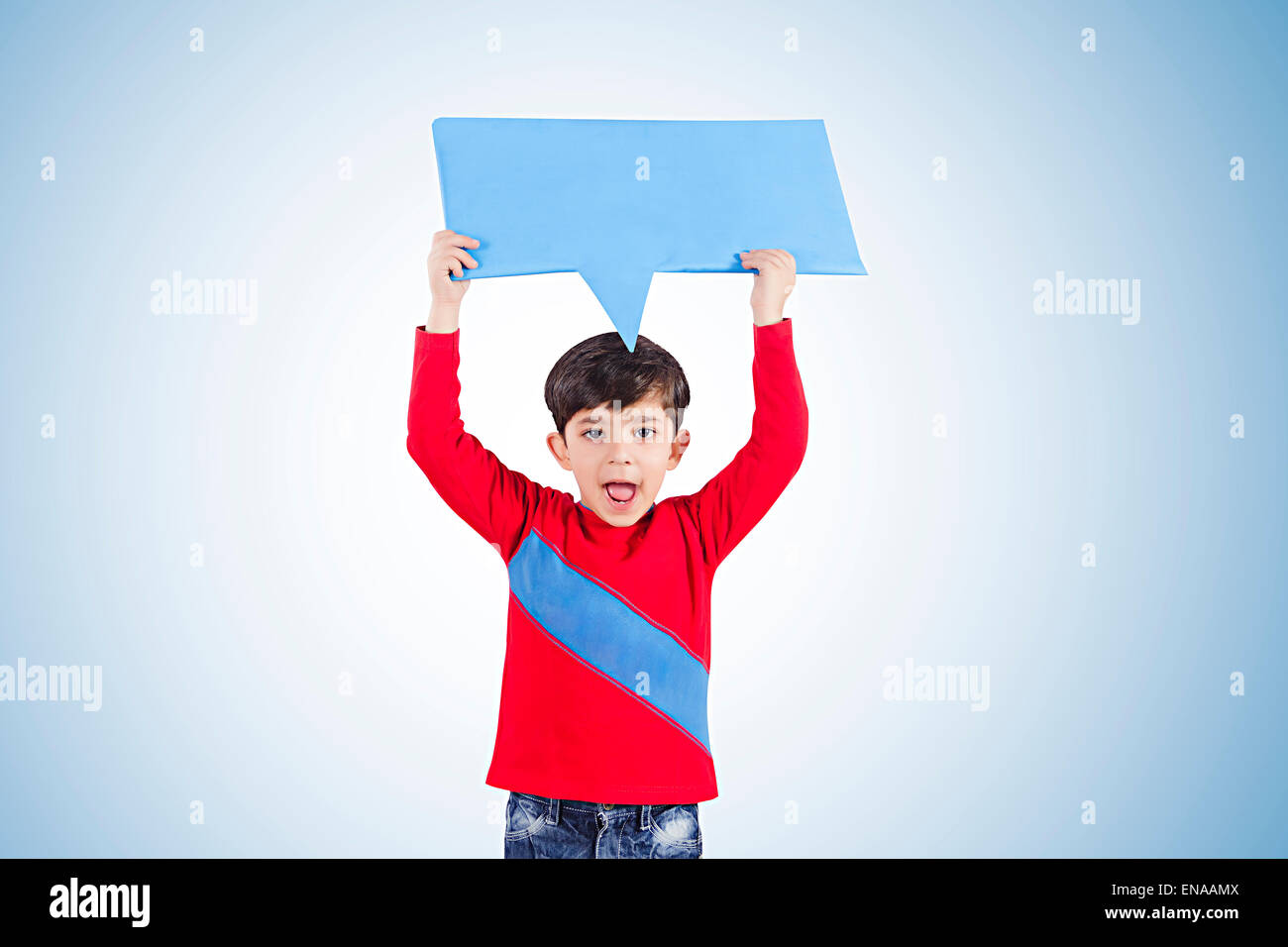 1 Les enfants indiens boy Showing Message Board Banque D'Images