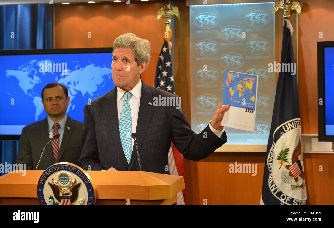 Le secrétaire d'Etat américain John Kerry libère le quadriennal 2015 La diplomatie et le développement avec l'examen par l'administrateur de l'USAID Alfonso Lenhardt, au Ministère d'État le 28 avril 2015 à Washington, DC. Banque D'Images Le secrétaire d'Etat américain John Kerry libère le quadriennal 2015 La diplomatie et le développement avec l'examen par l'administrateur de l'USAID Alfonso Lenhardt, au Ministère d'État le 28 avril 2015 à Washington, DC. Banque D'Images