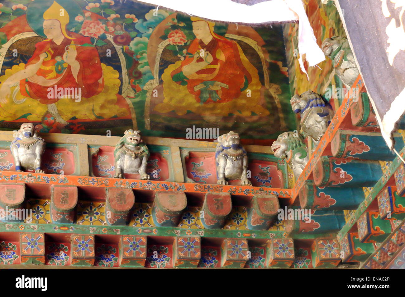 Des fresques murales avec des lamas et des lions sculptés en bois de la neige sur la frise d'Jokhang-House de Bouddha temple. Lhasa-Tibet. Banque D'Images