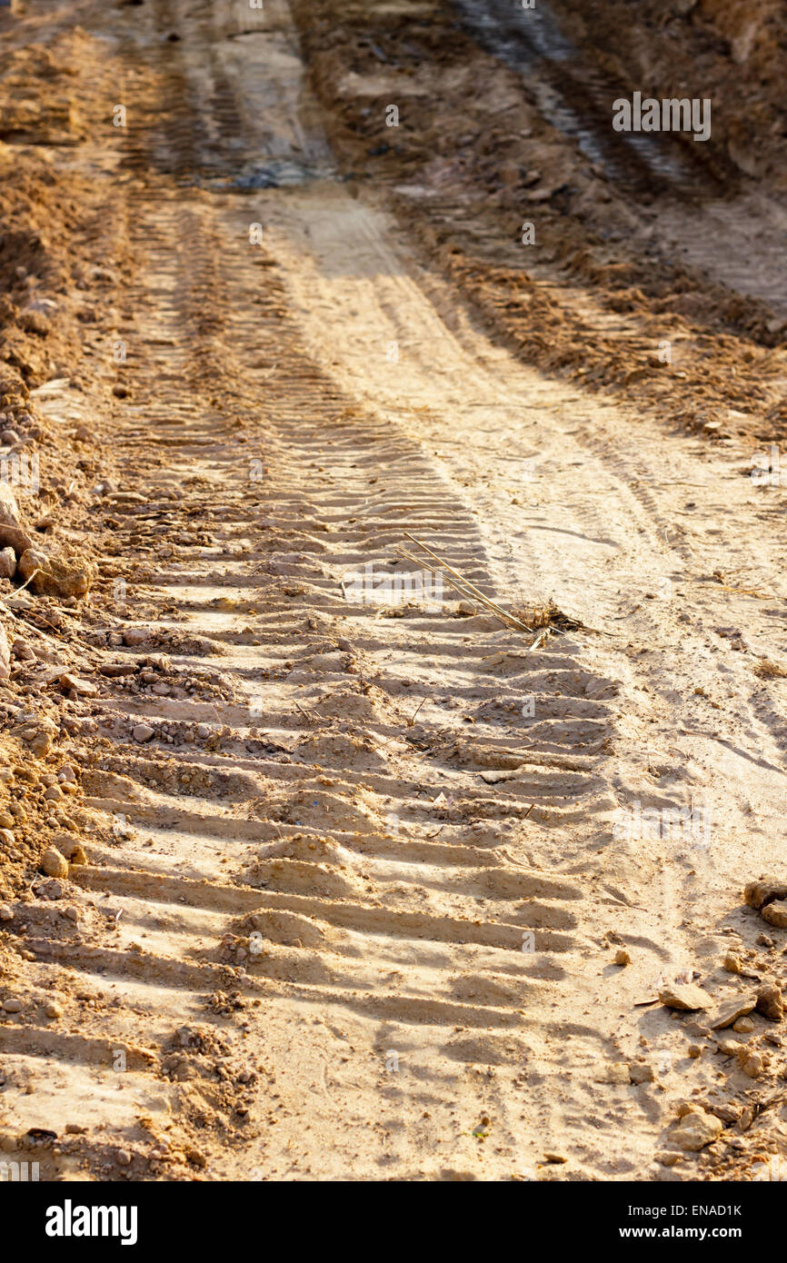 L'empattement et imprimer des pieds sur la route de l'argile Banque D'Images