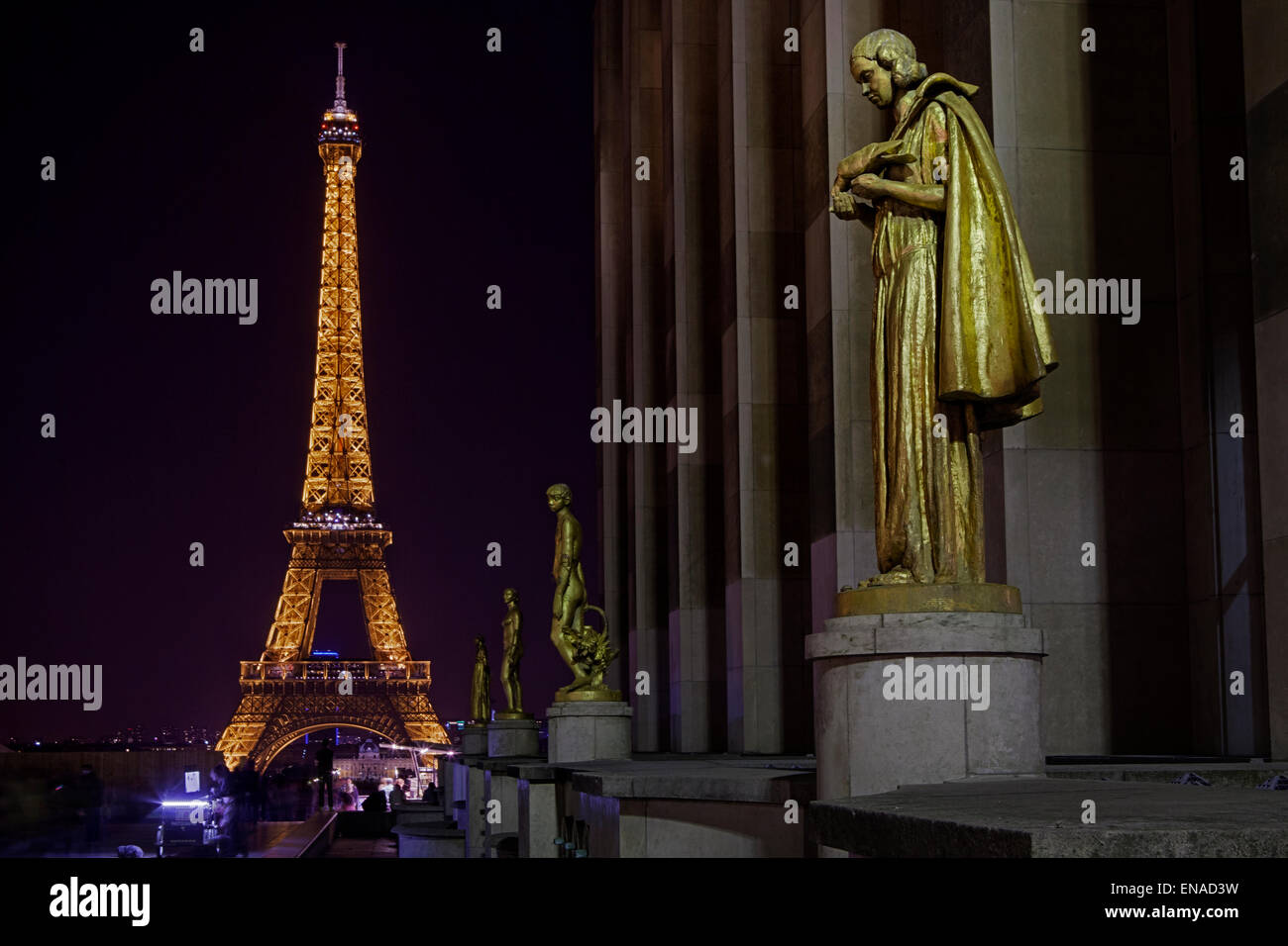 Des statues en face de la Tour Eiffel Banque D'Images