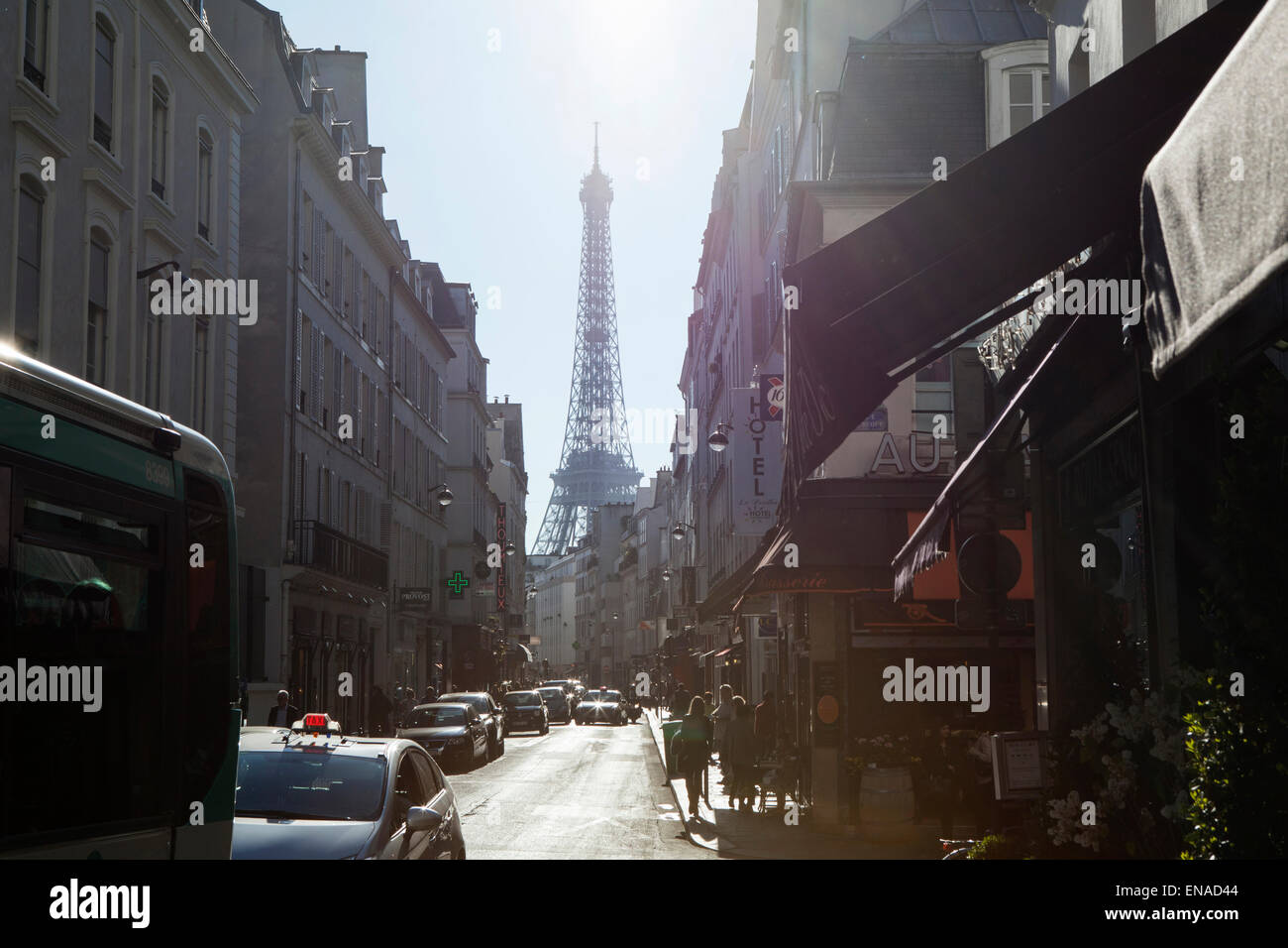 Vue sur la Tour Eiffel à partir de la vers le bas une rue parisienne Banque D'Images