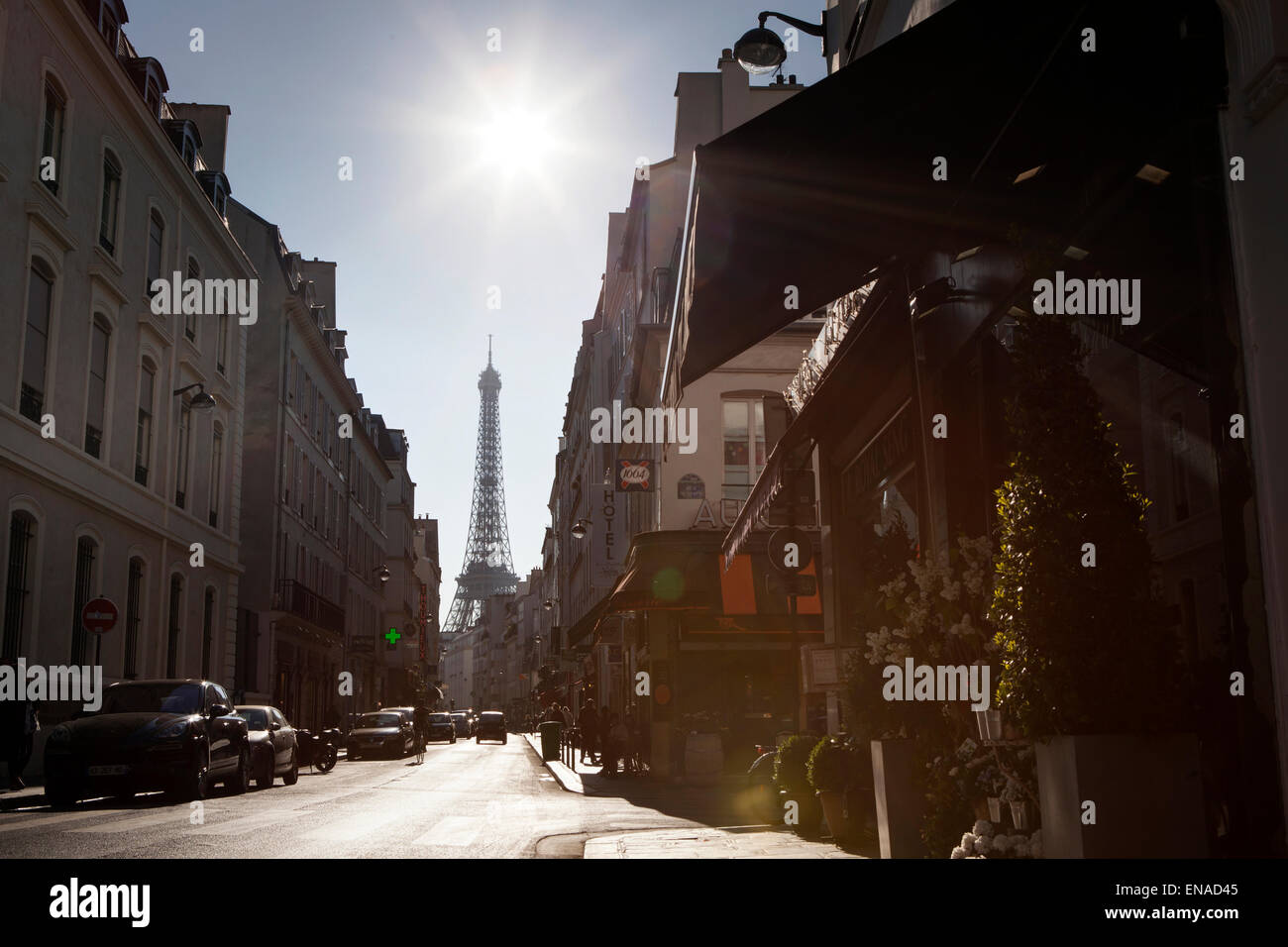 Vue sur la Tour Eiffel à partir de la vers le bas une rue parisienne Banque D'Images