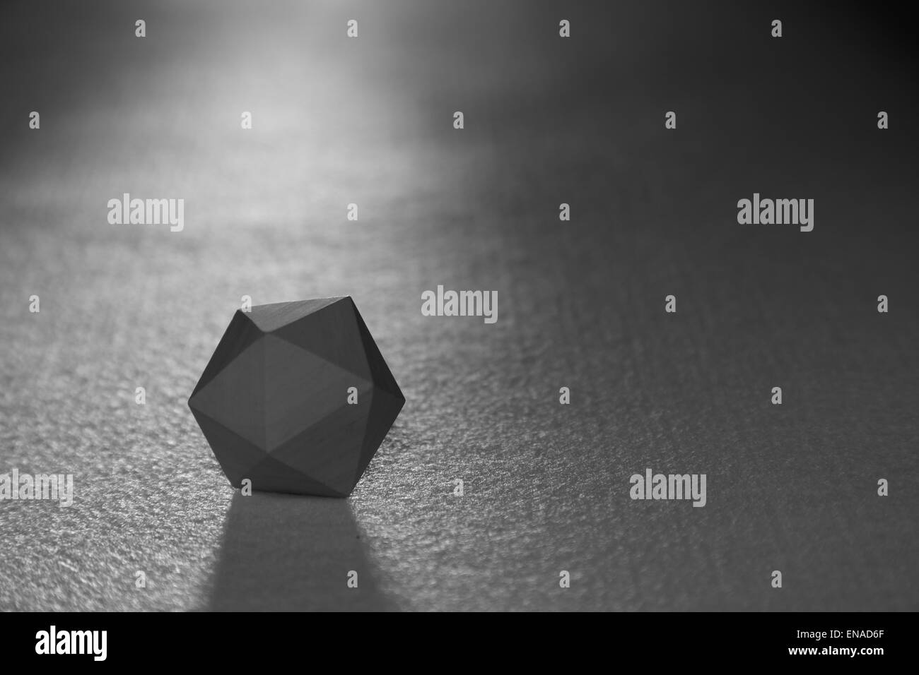 Un icosaèdre régulier - une vingtaine de verso figure solide - l'un des Solides de Platon Banque D'Images