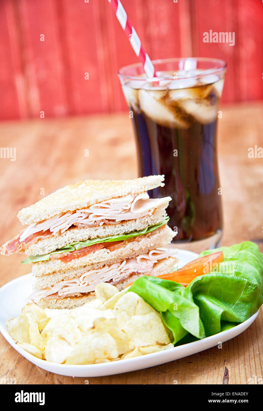 Turquie Club Sandwich avec chips et soda Banque D'Images