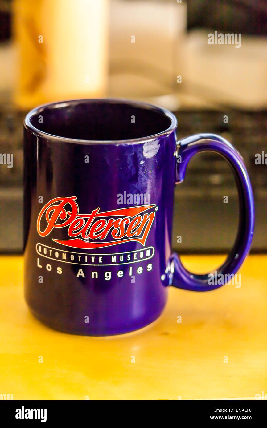 Un Souvenir de la tasse de café le Petersen Automotive Museum de Los Angeles en Californie Banque D'Images