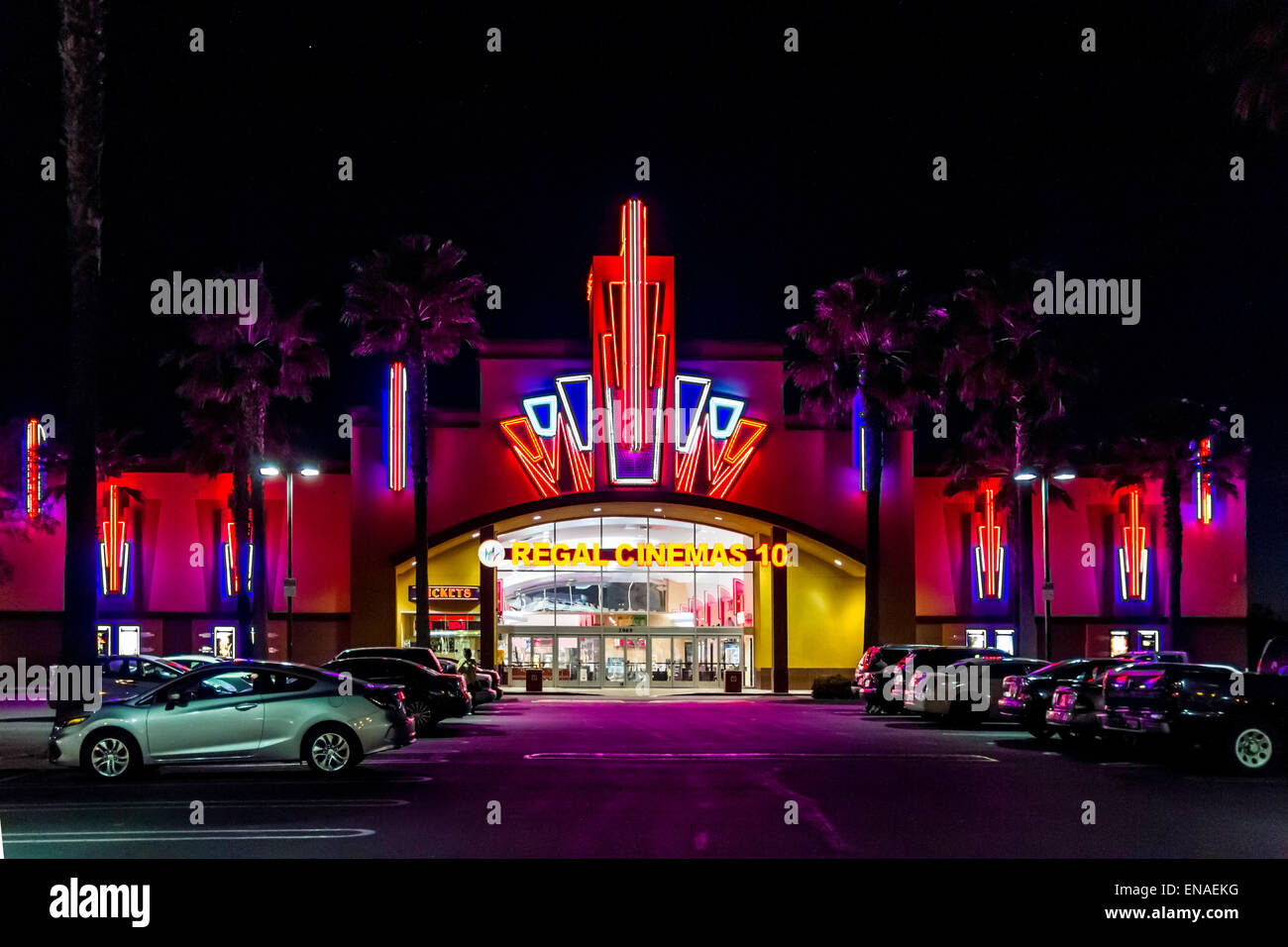 Un Regal Cinema à Modesto en Californie dans la nuit Banque D'Images