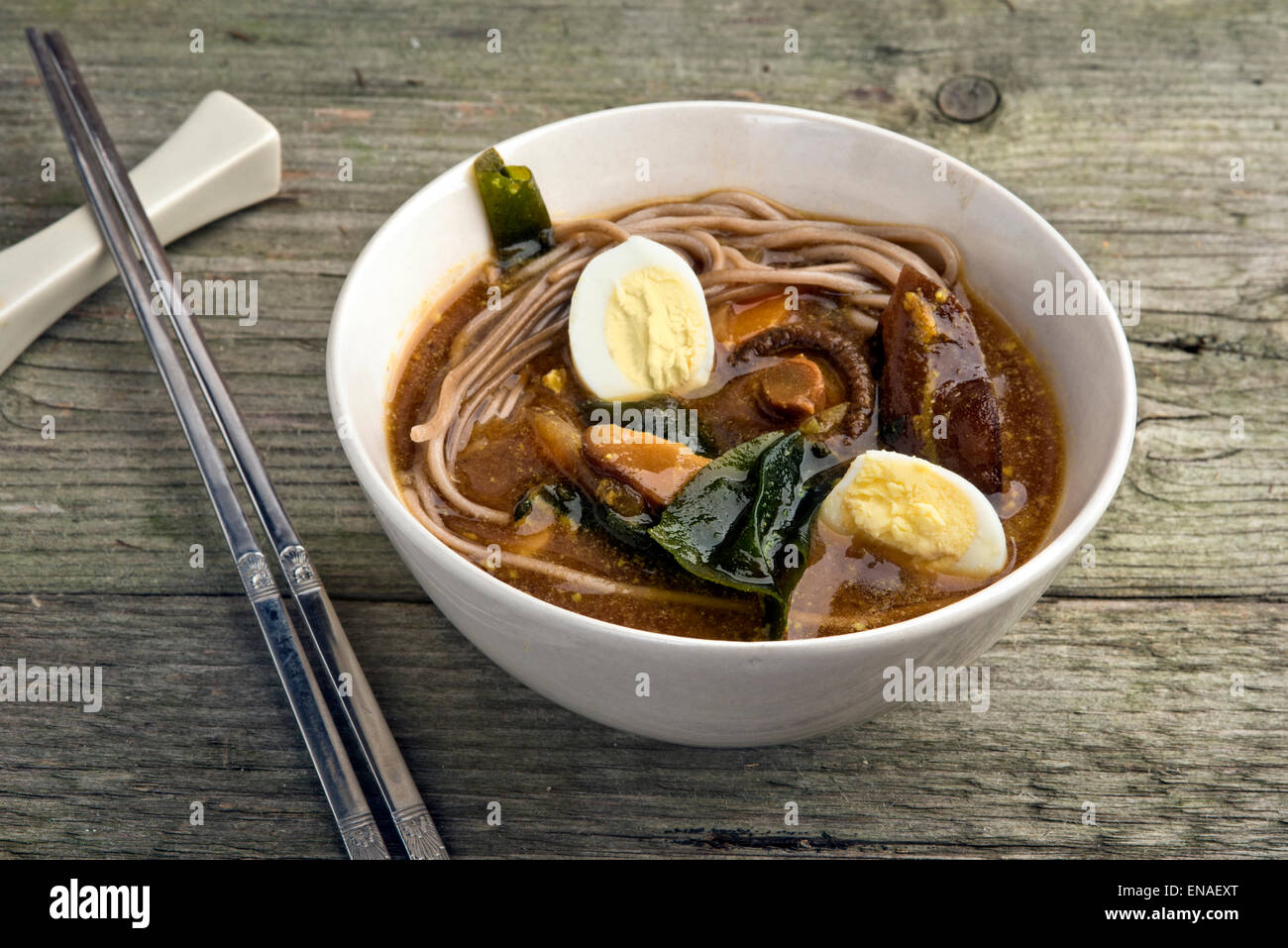 Curry végétarien de style japonais avec shiitake, algues, des oeufs de cailles et nouilles soba Banque D'Images