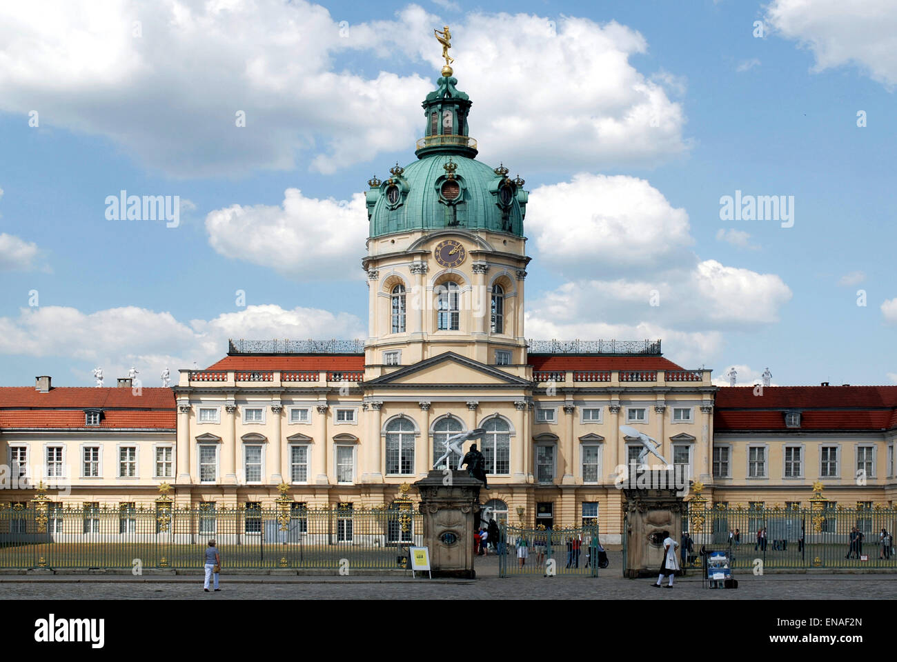 Les visiteurs à l'entrée principale du Palais de Charlottenburg à Berlin. Banque D'Images