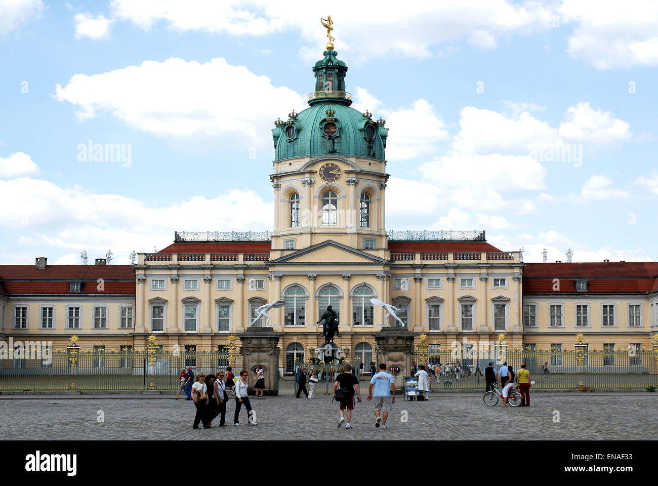 Les visiteurs à l'entrée principale du Palais de Charlottenburg à Berlin. Banque D'Images